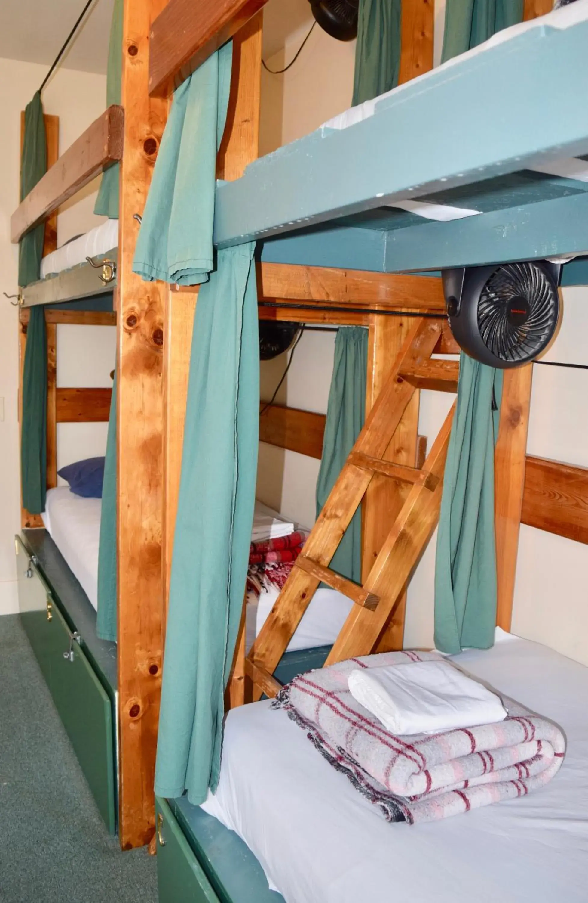 Bedroom, Bunk Bed in Green Tortoise Hostel Seattle