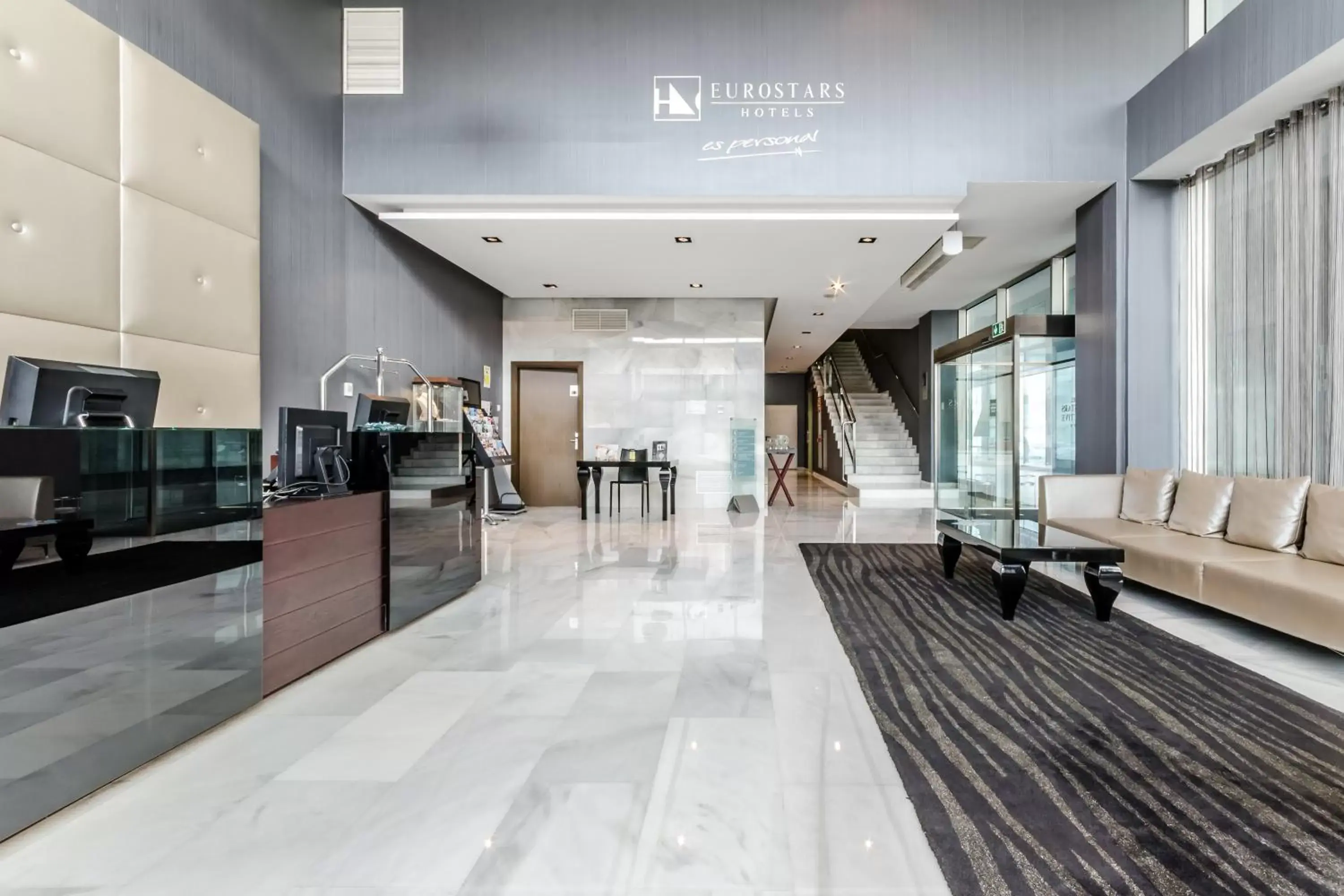Lobby or reception, Lounge/Bar in Eurostars Executive