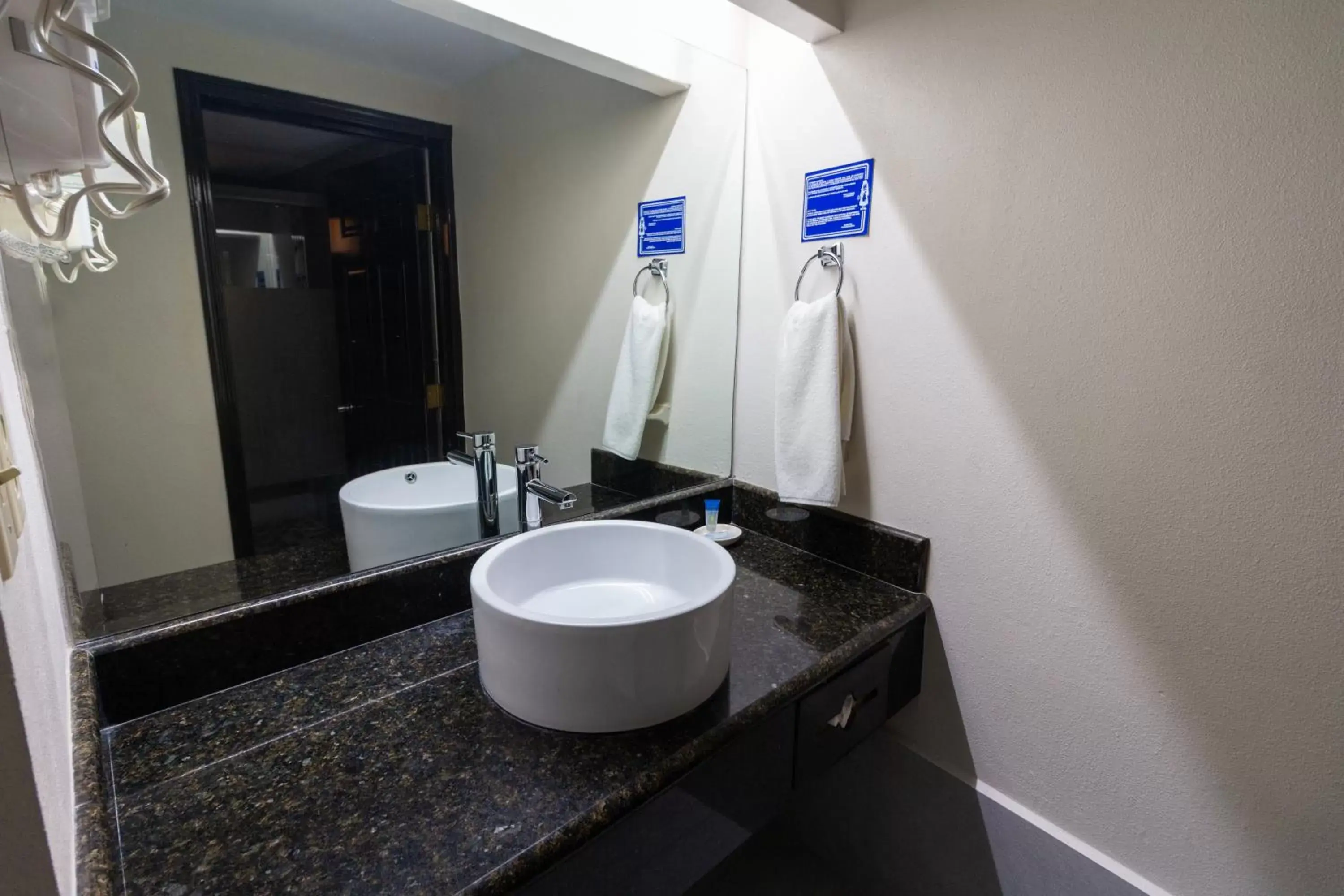 Bathroom in Best Western Hotel Plaza Matamoros