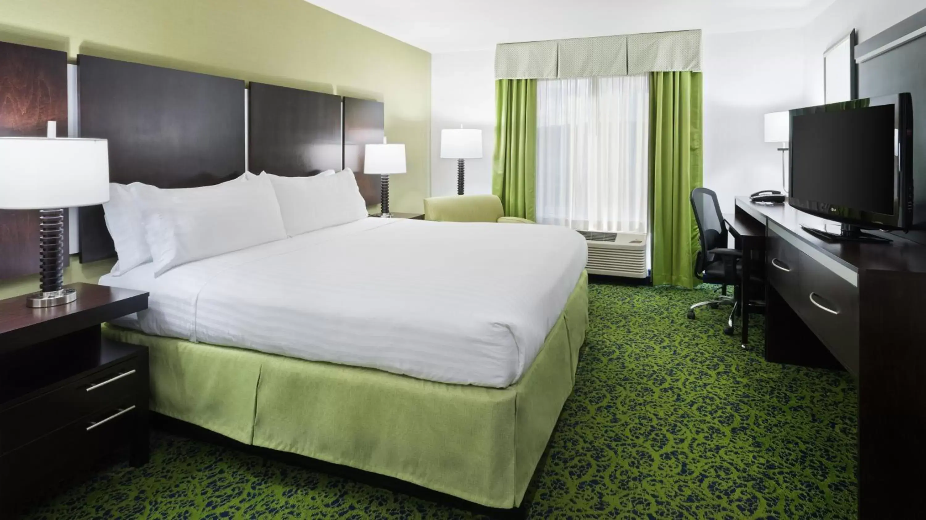 Photo of the whole room, Bed in Holiday Inn Express and Suites Stroudsburg-Poconos, an IHG Hotel