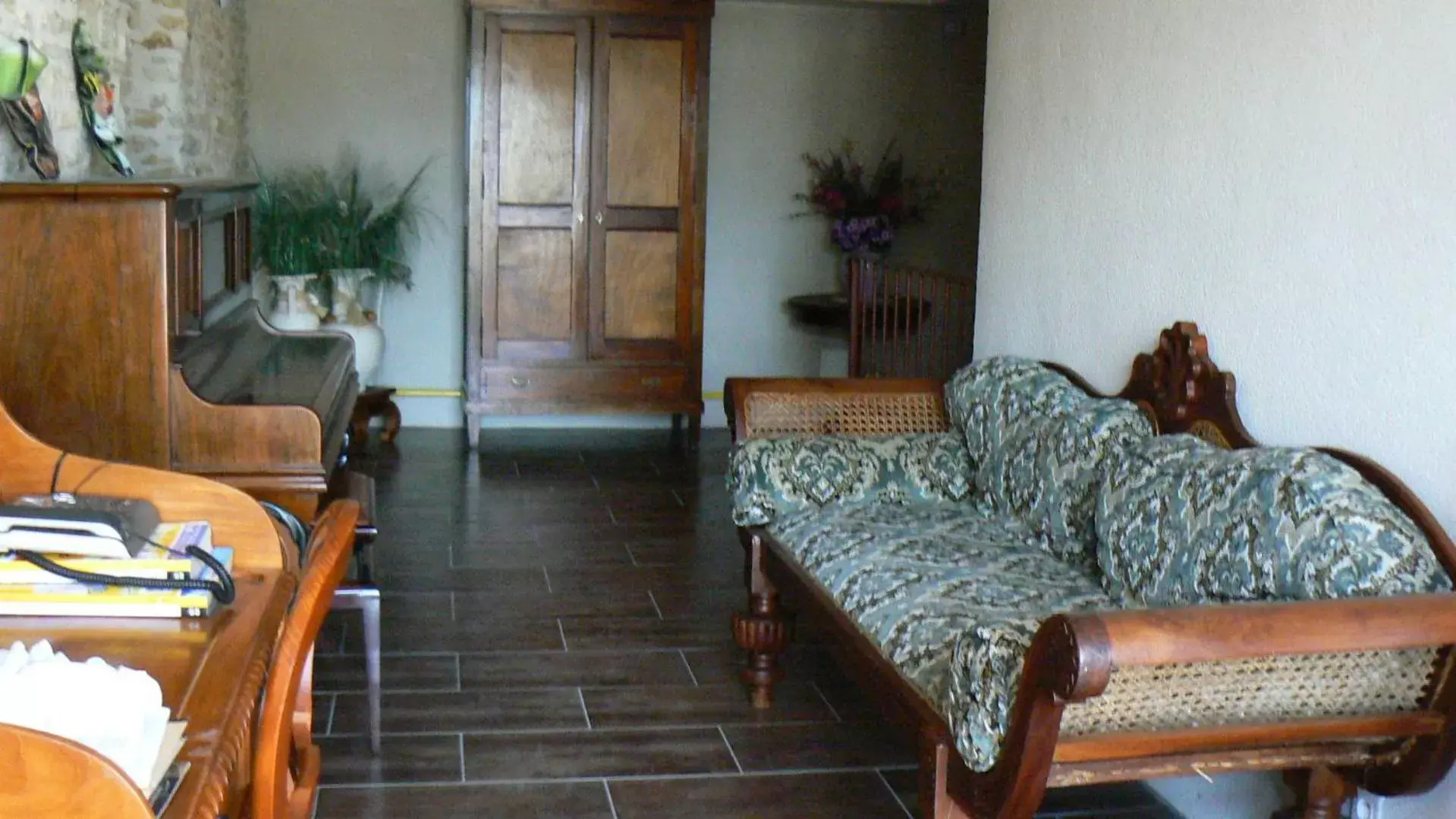 Lounge or bar, Seating Area in Le Manoir des Chapelles