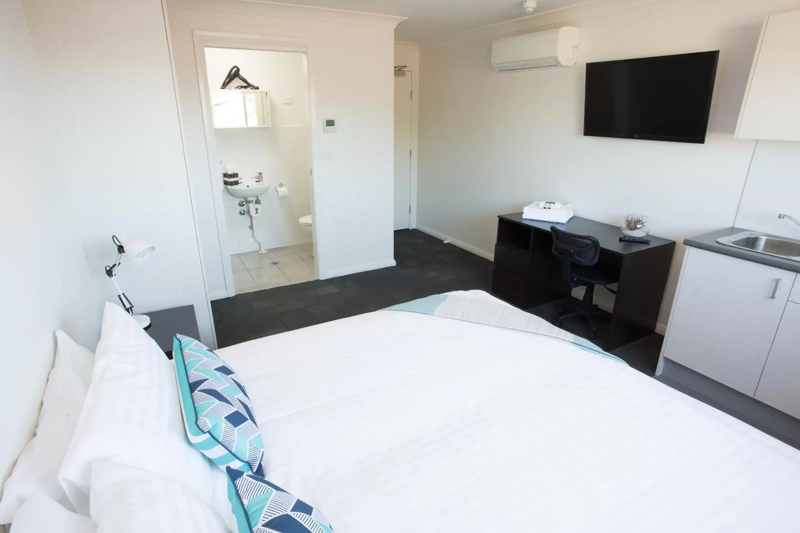 Photo of the whole room, Bed in Aspire Newcastle