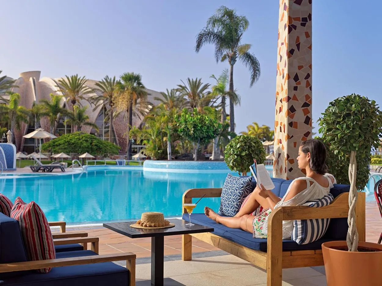 Swimming pool in H10 Playa Meloneras Horizons Collection