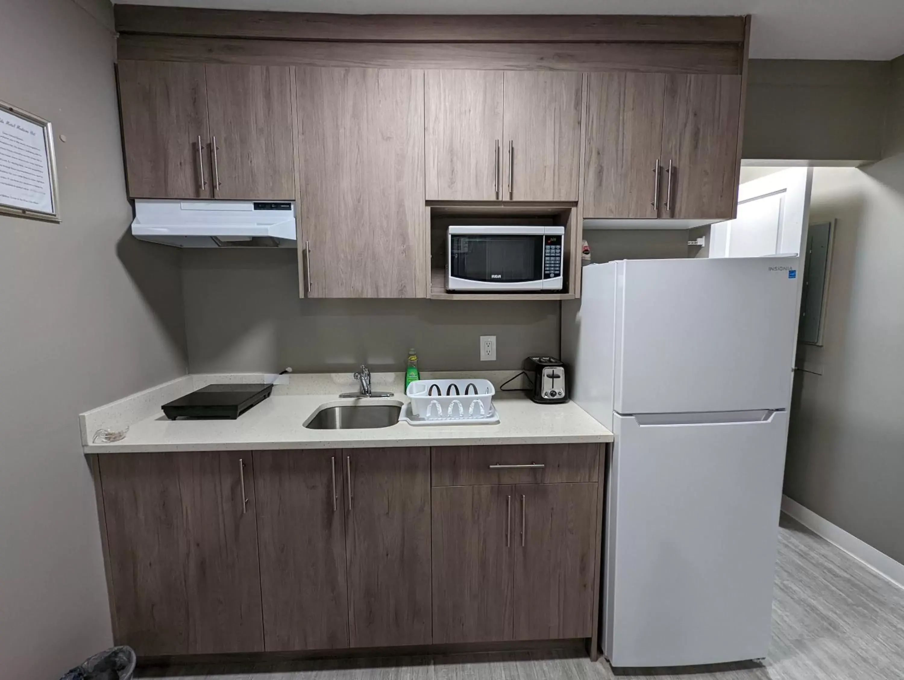 Kitchen/Kitchenette in Riverside Motel