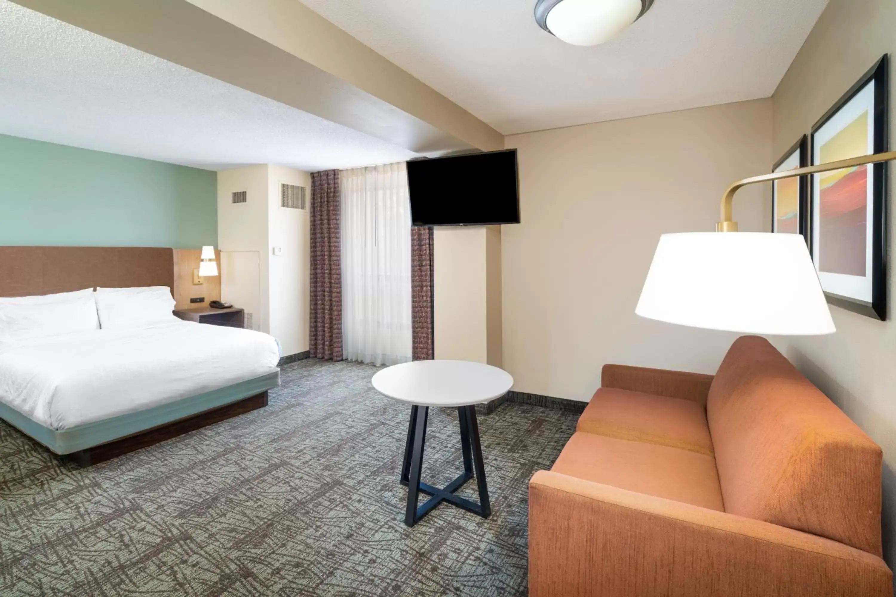 Bed, TV/Entertainment Center in Staybridge Suites Memphis-Poplar Ave East, an IHG Hotel