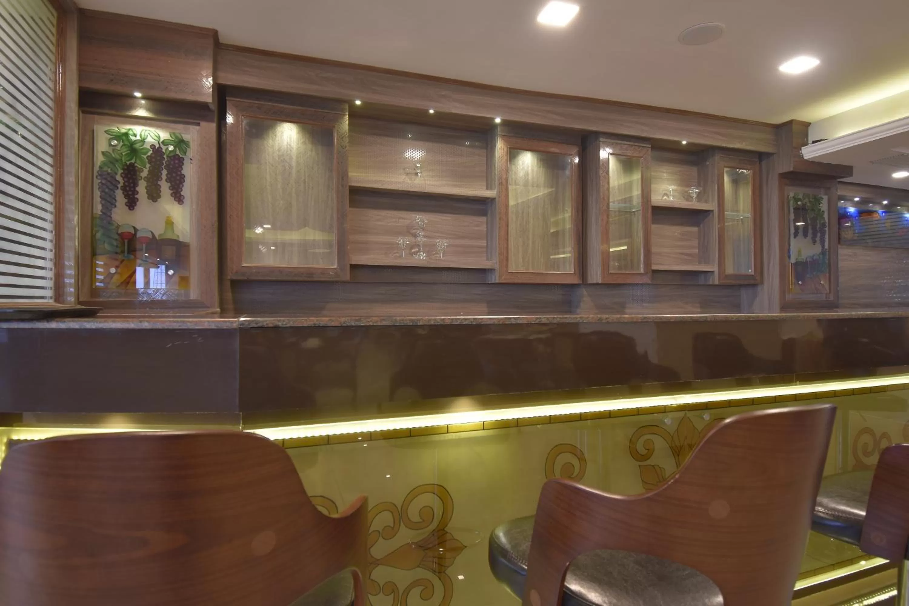 Restaurant/places to eat, Kitchen/Kitchenette in The Royal Castle AC Centralized