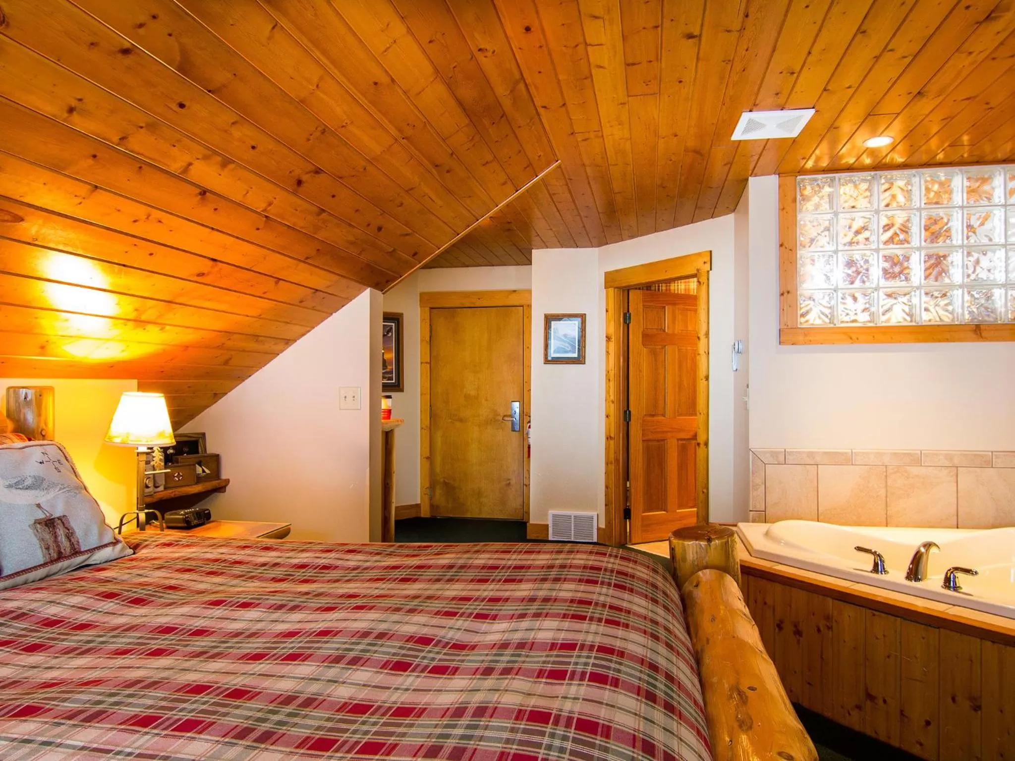 Bedroom, Bed in Grand Superior Lodge