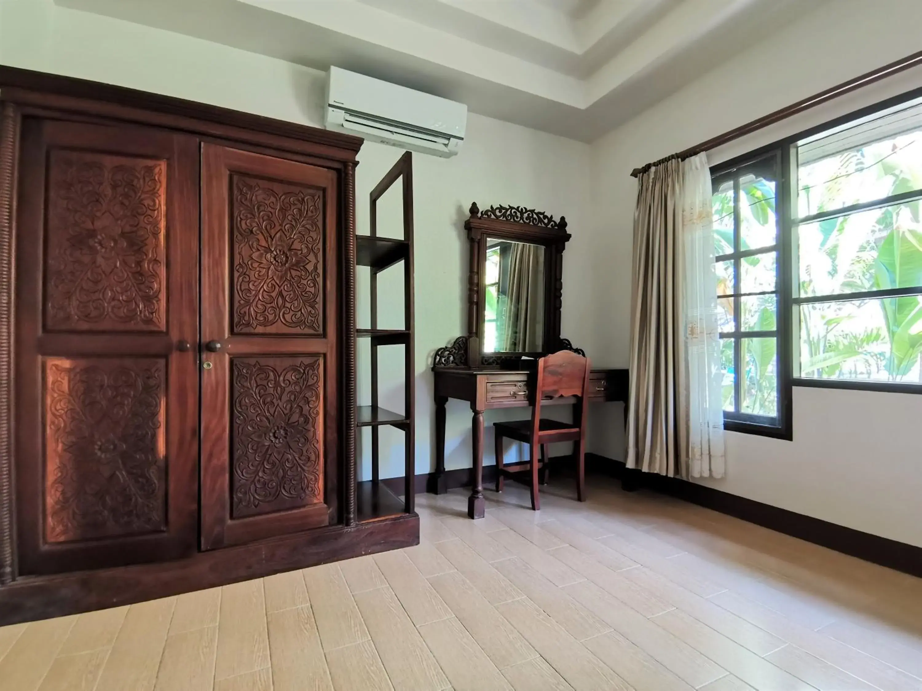 Bedroom, Seating Area in Holiday Villa Hotel