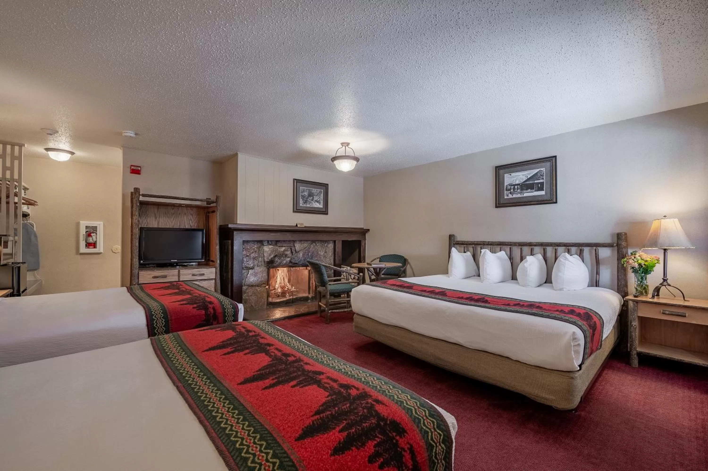 Photo of the whole room, Bed in Antler Inn