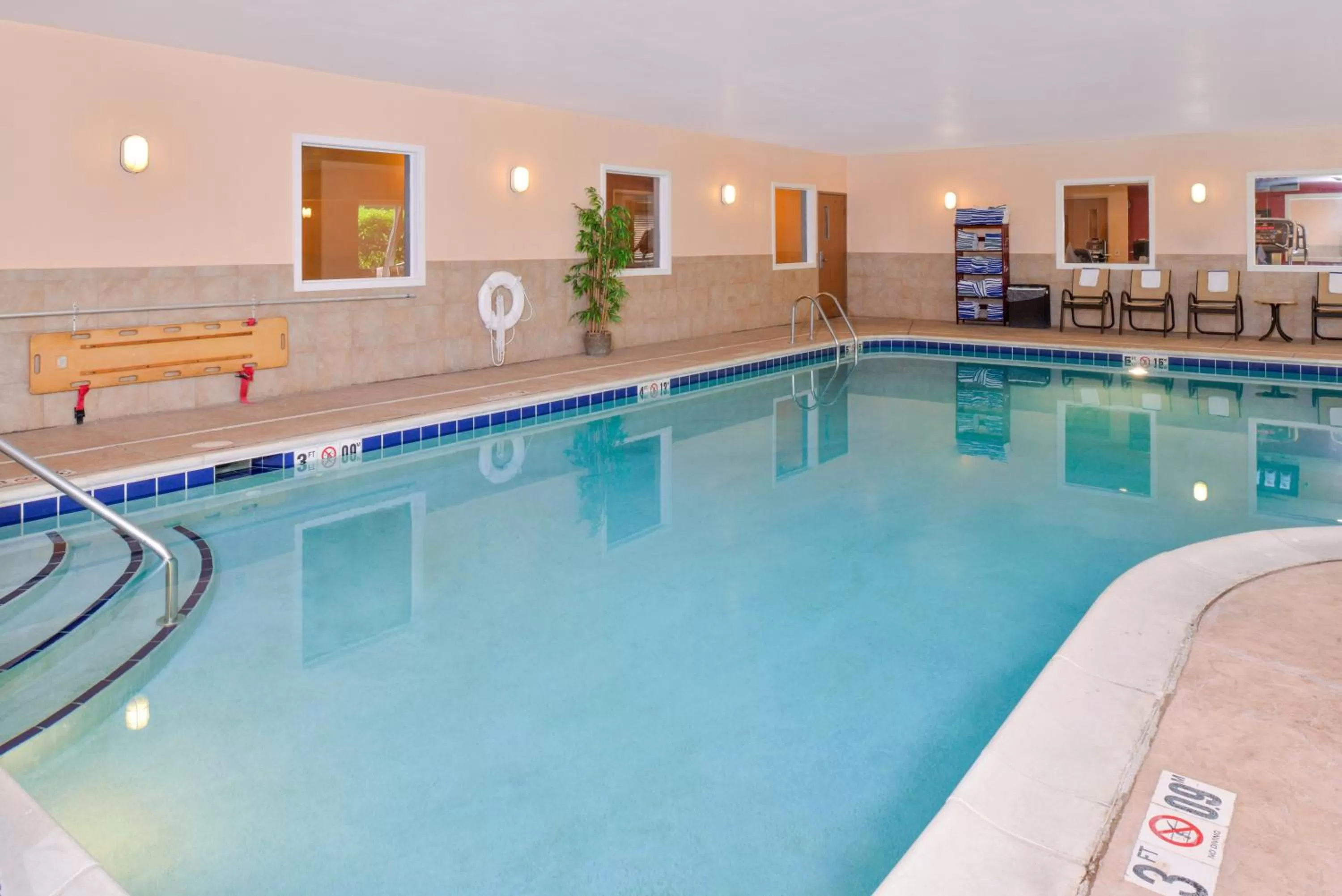 Swimming pool in Holiday Inn Express Hotel & Suites Lancaster-Lititz by IHG
