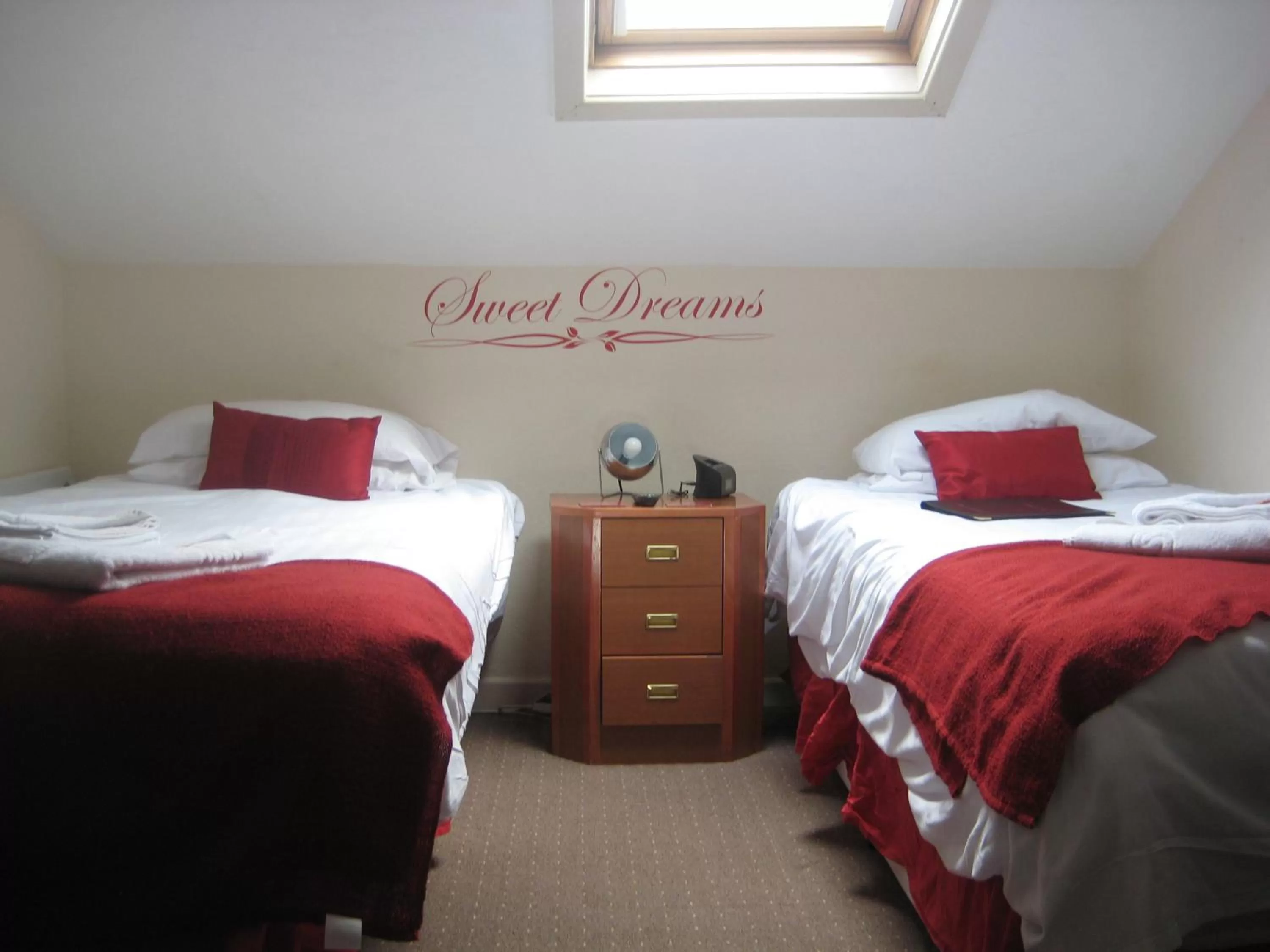 Bedroom, Bed in The Dragonfly