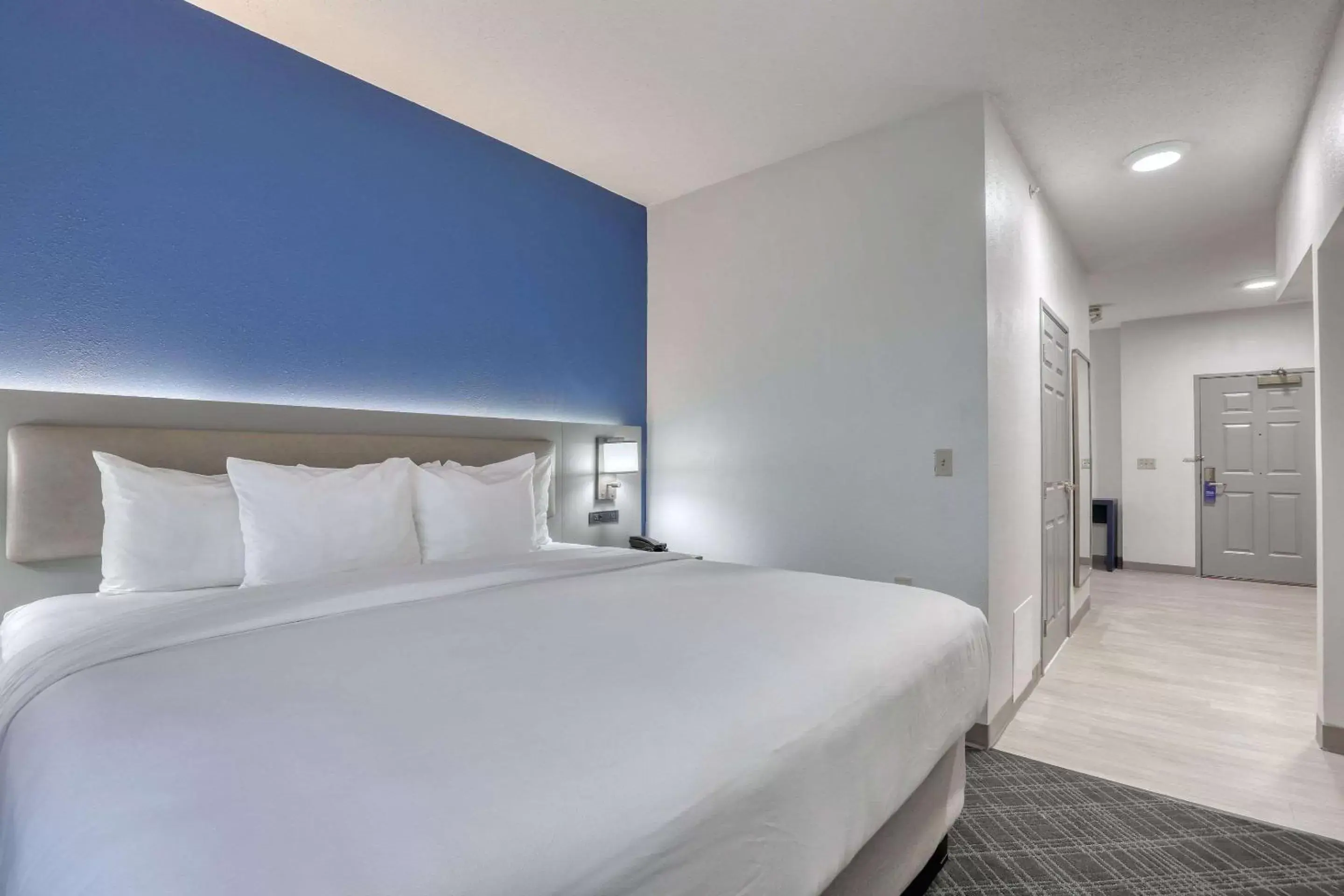 Bedroom, Bed in Comfort Suites Milwaukee Airport
