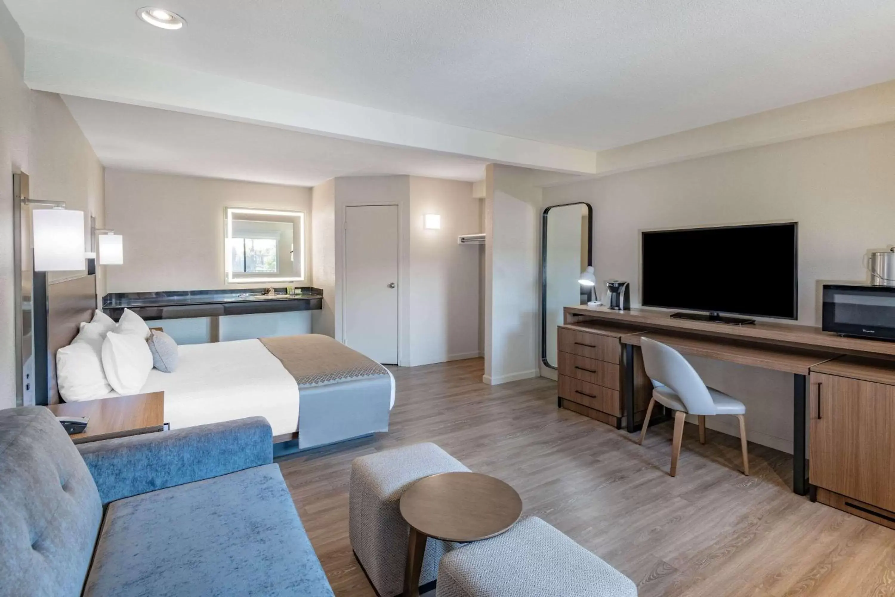 Photo of the whole room, TV/Entertainment Center in Wyndham Garden San Diego