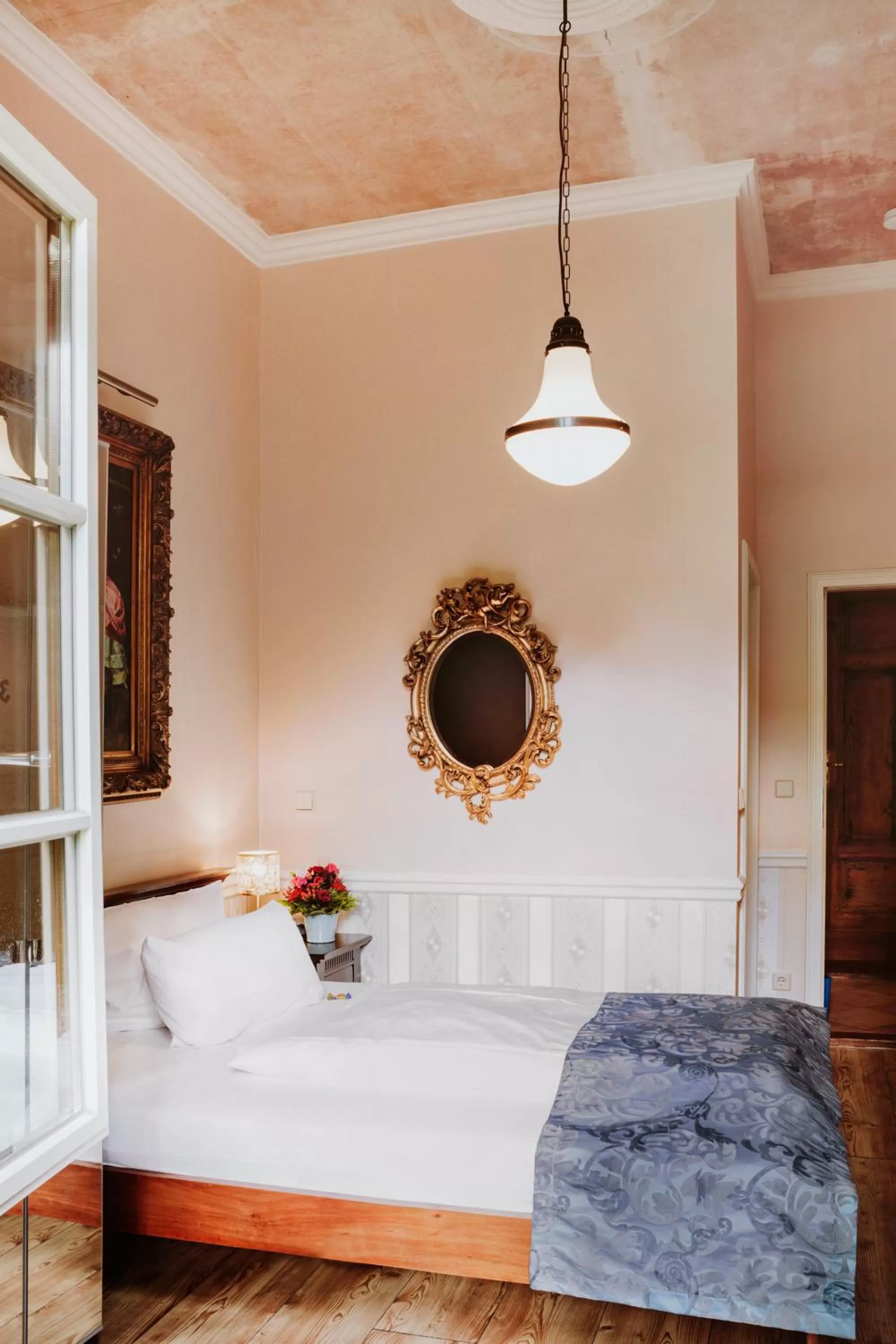 Bed in THE GATE GARDEN Hotel