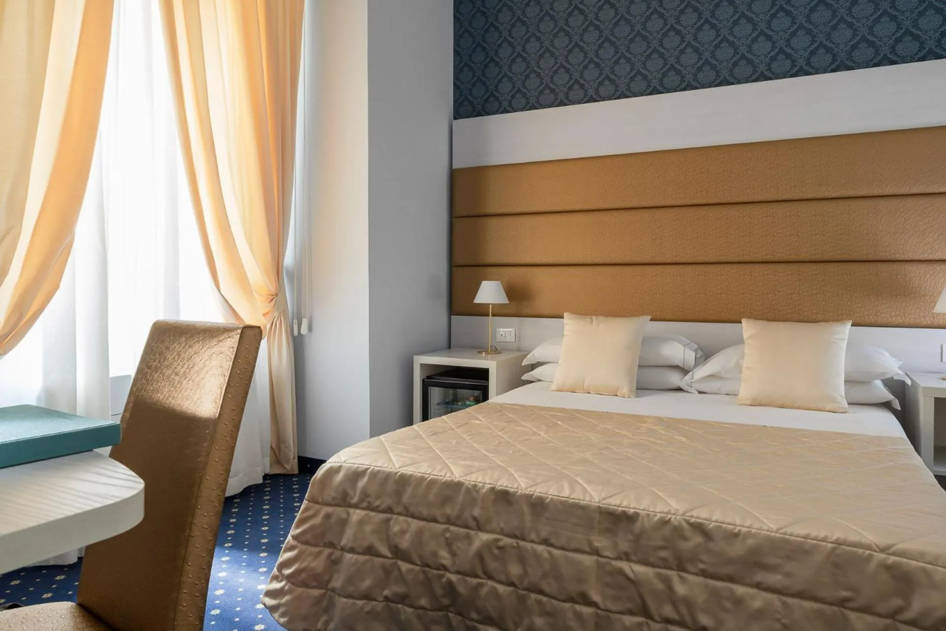 Photo of the whole room, Bed in Albergo Rossini 1936 - Small & Charming