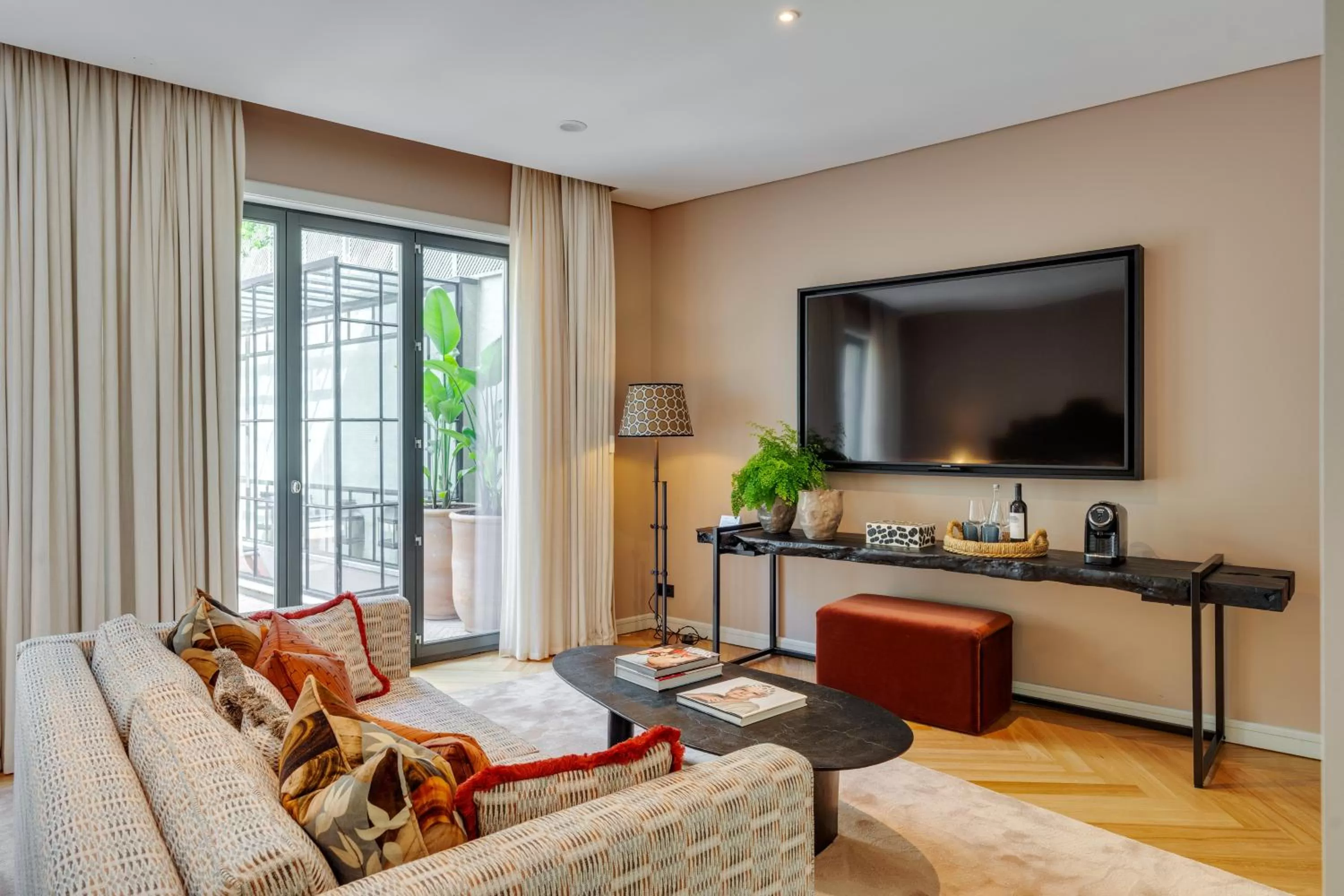 Seating Area in Portie Deluxe Suites by DA'HOME