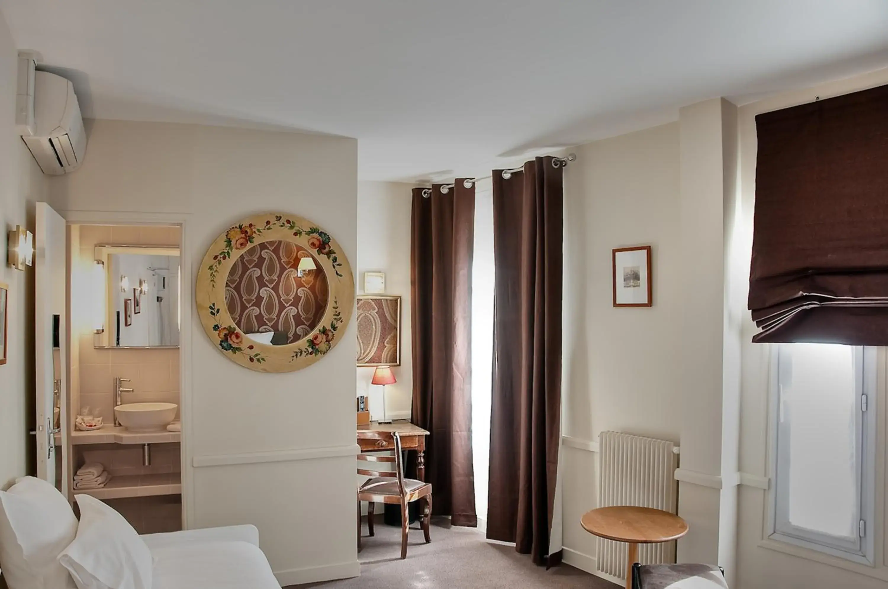 Bedroom, Seating Area in Hotel De La Motte Picquet