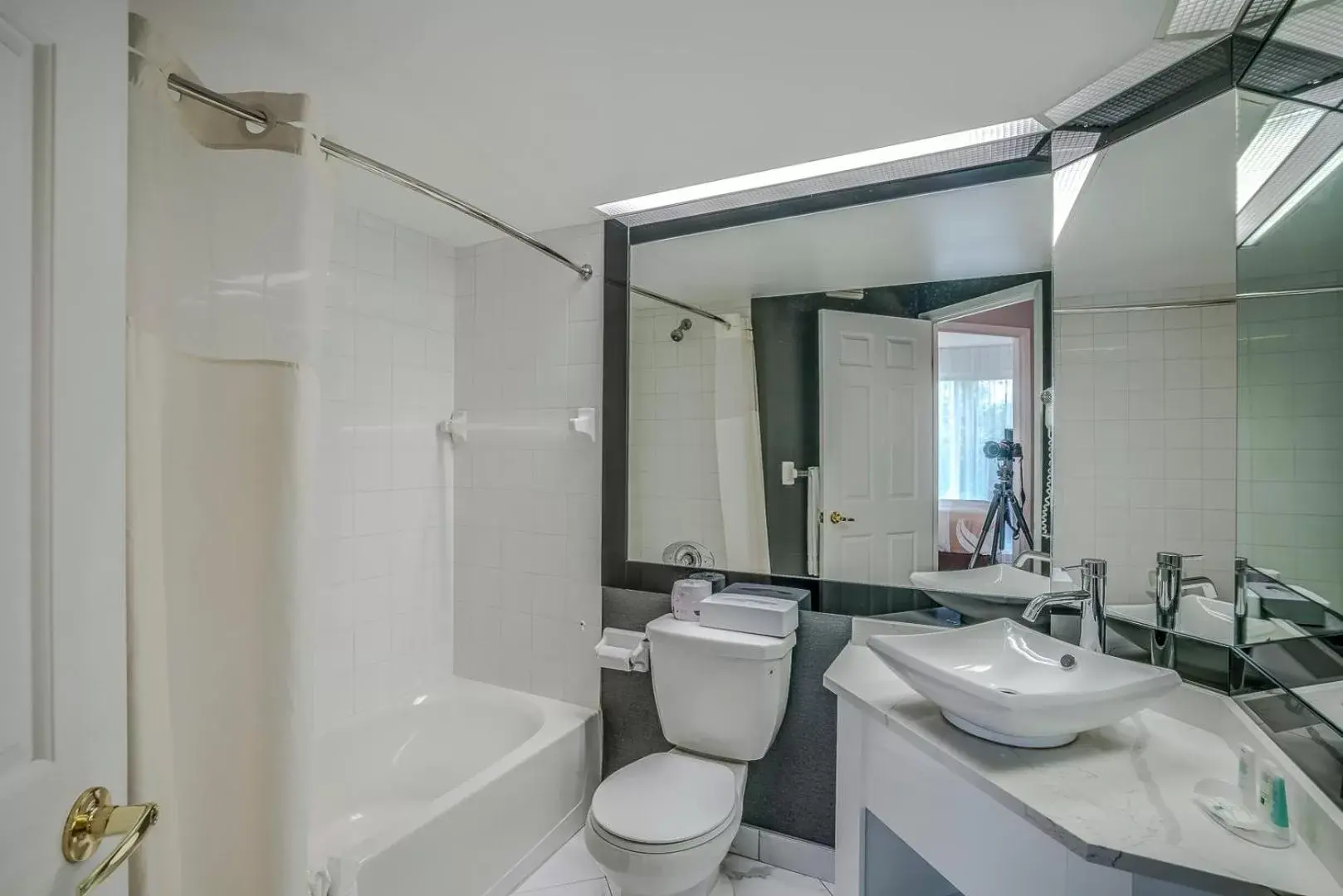 Bathroom in Hotel Quality Suites