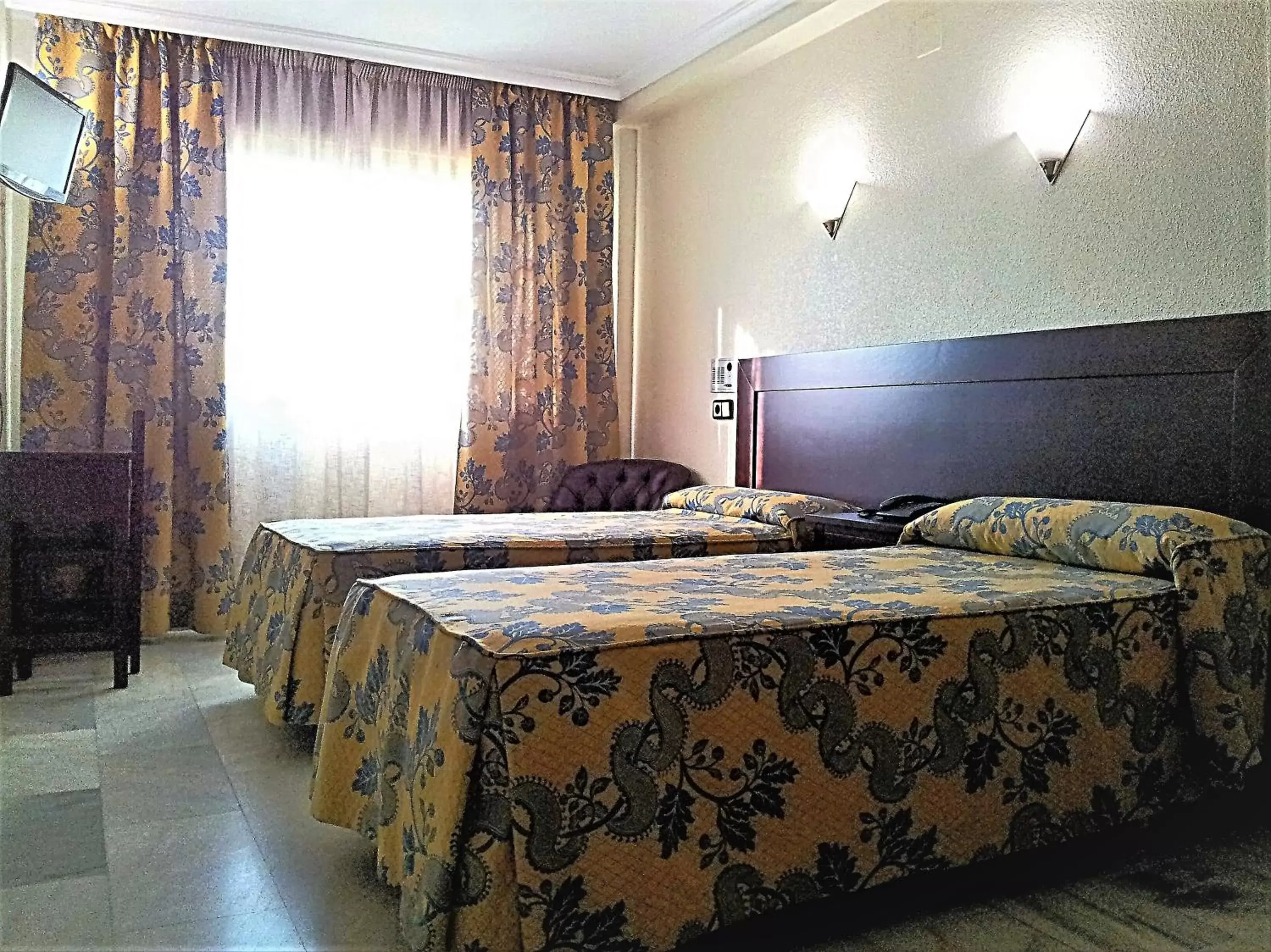 Photo of the whole room, Bed in Hotel Averroes