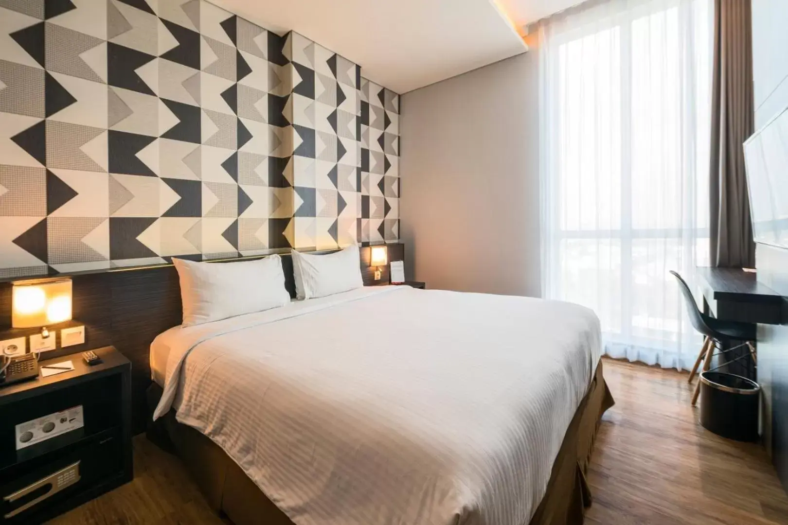 Bedroom, Bed in Luminor Hotel Jemursari By WH