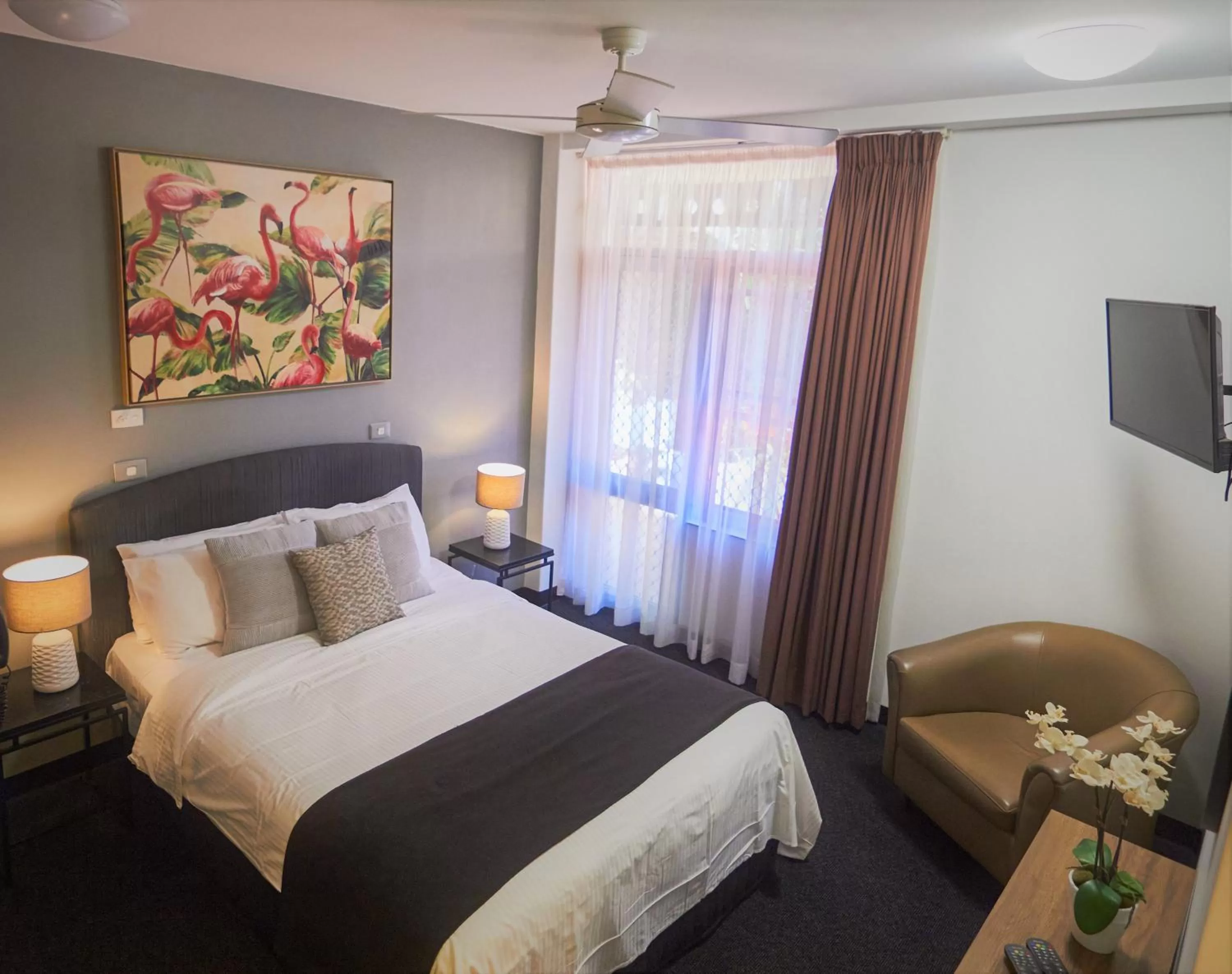 Bed in Mariners Court Hotel Sydney