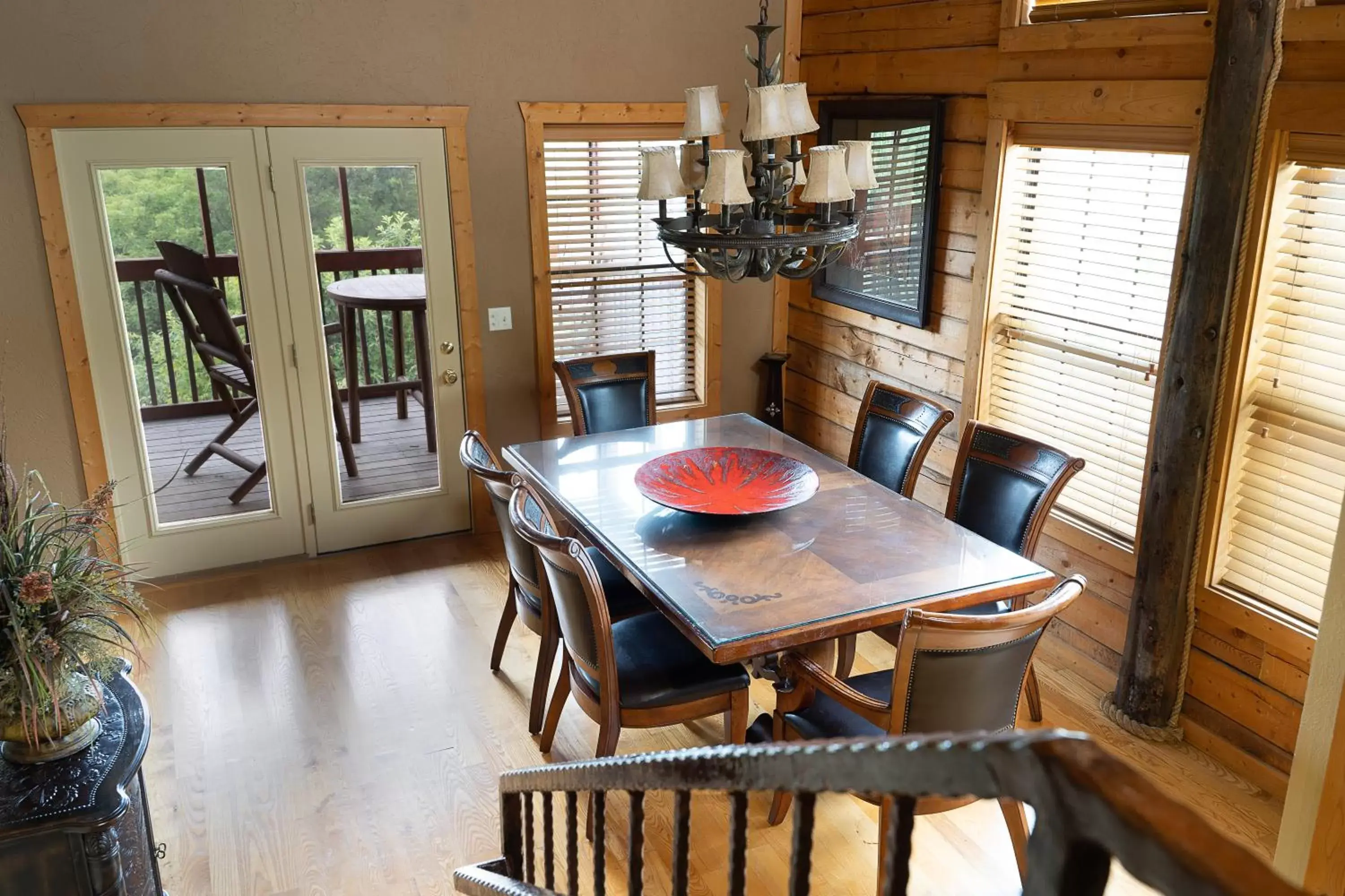 Balcony/Terrace, Dining Area in Cabins at Grand Mountain