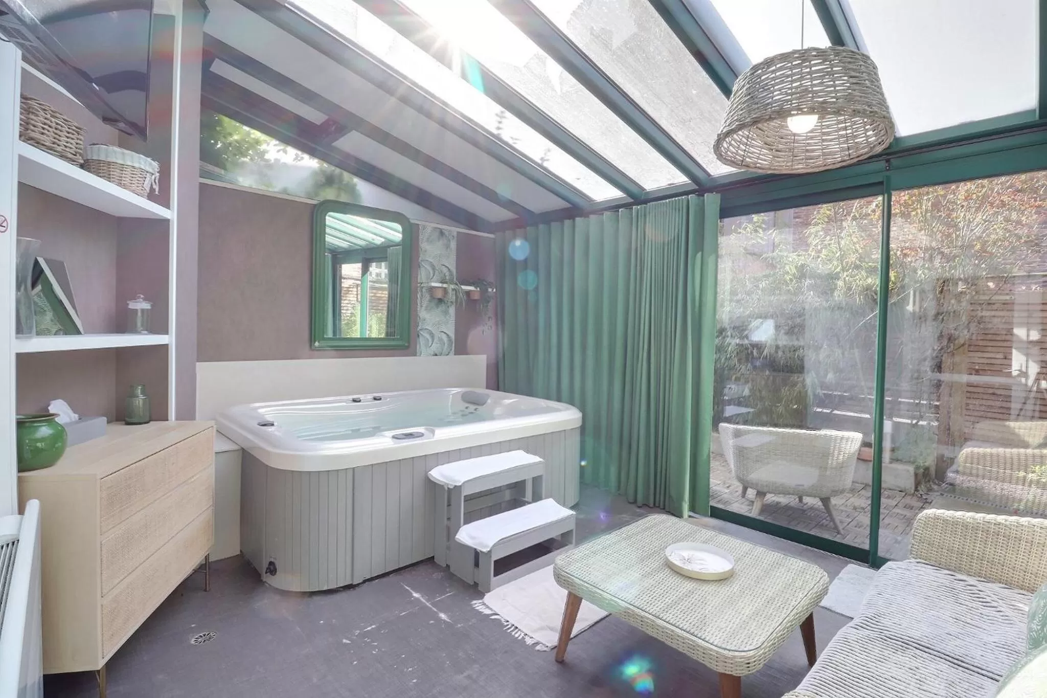 Hot Tub in Garden Hotel Rennes Centre Gare