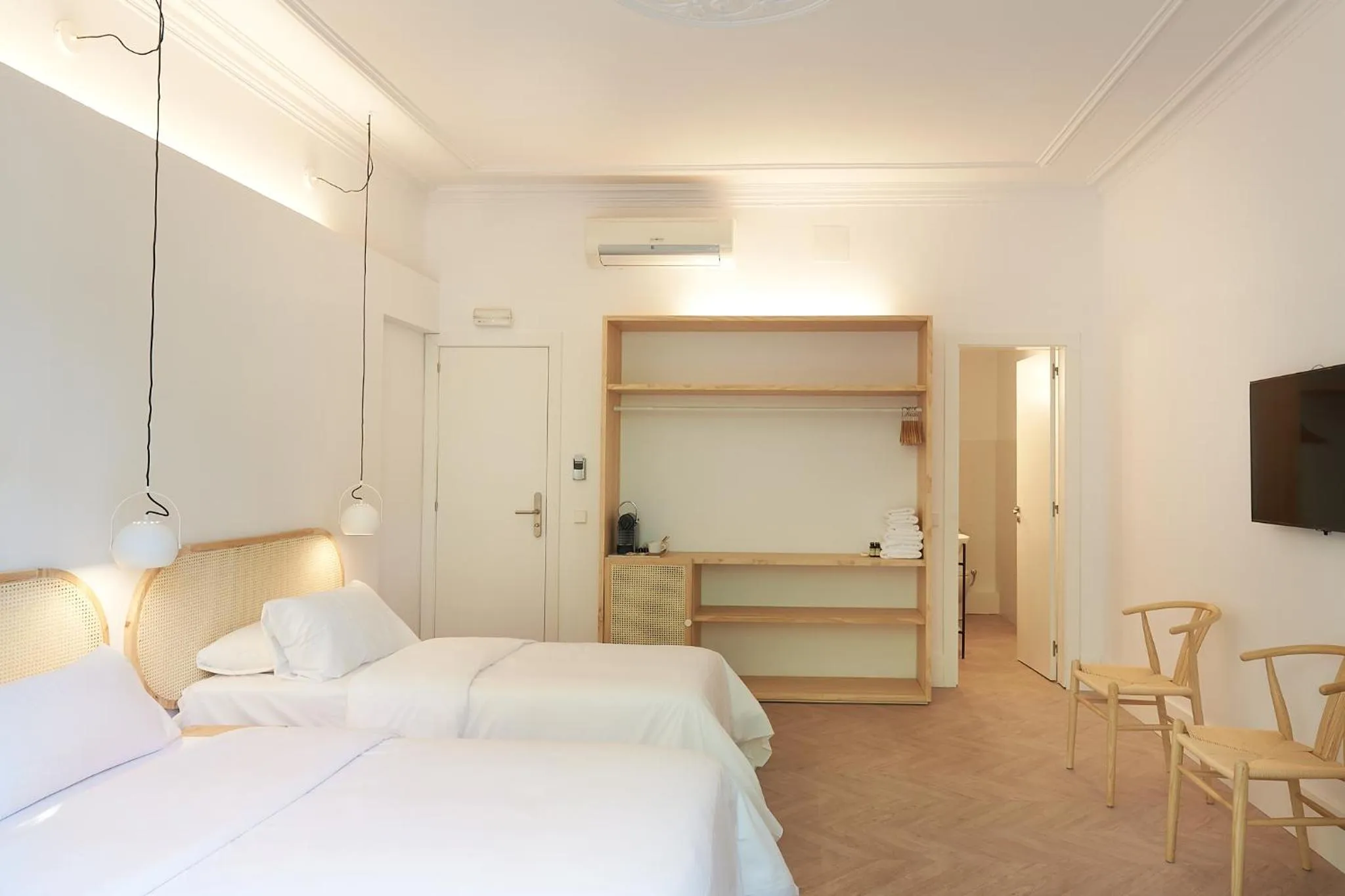 Photo of the whole room, Bed in The MO House