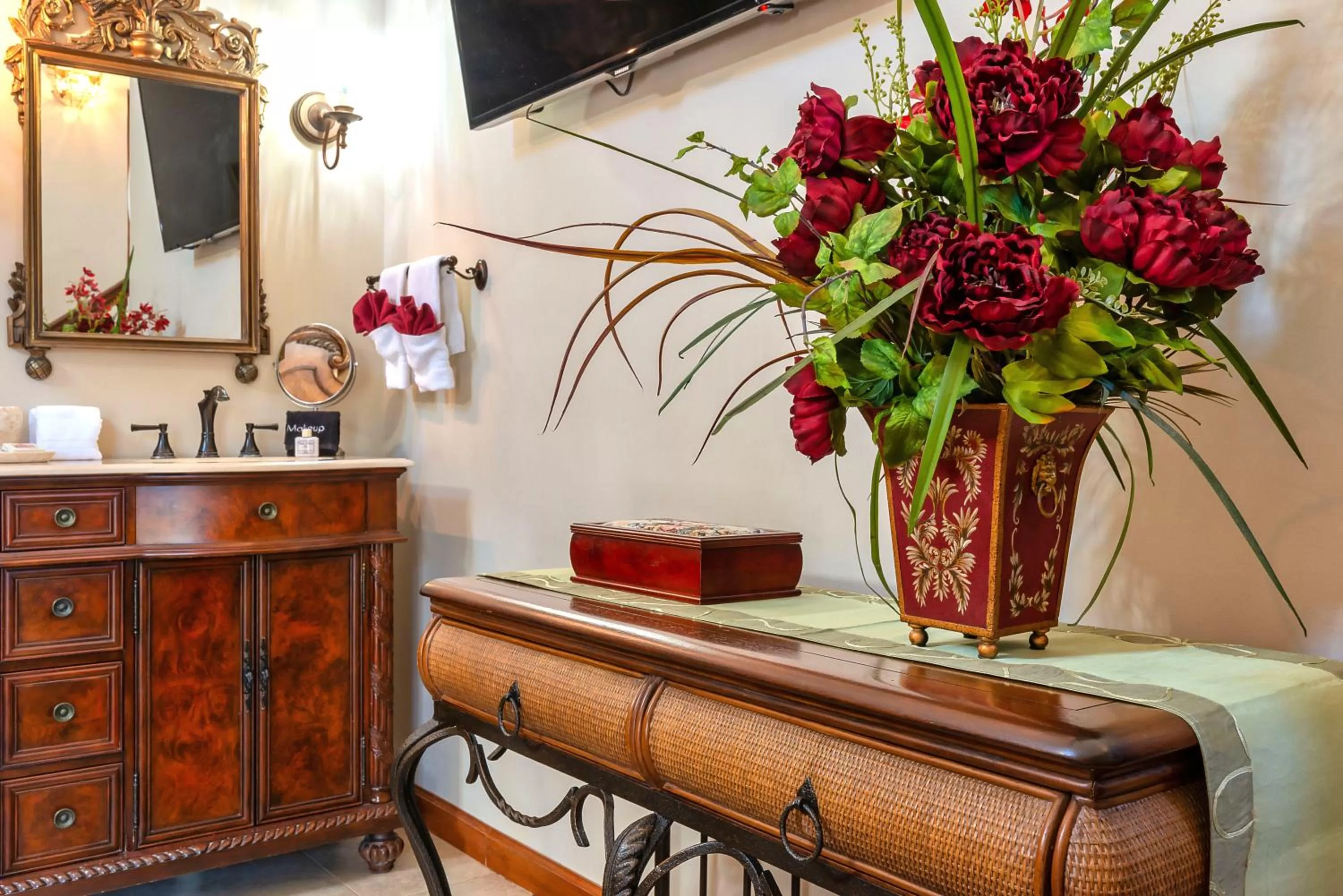 View (from property/room), TV/Entertainment Center in Cedar House Inn