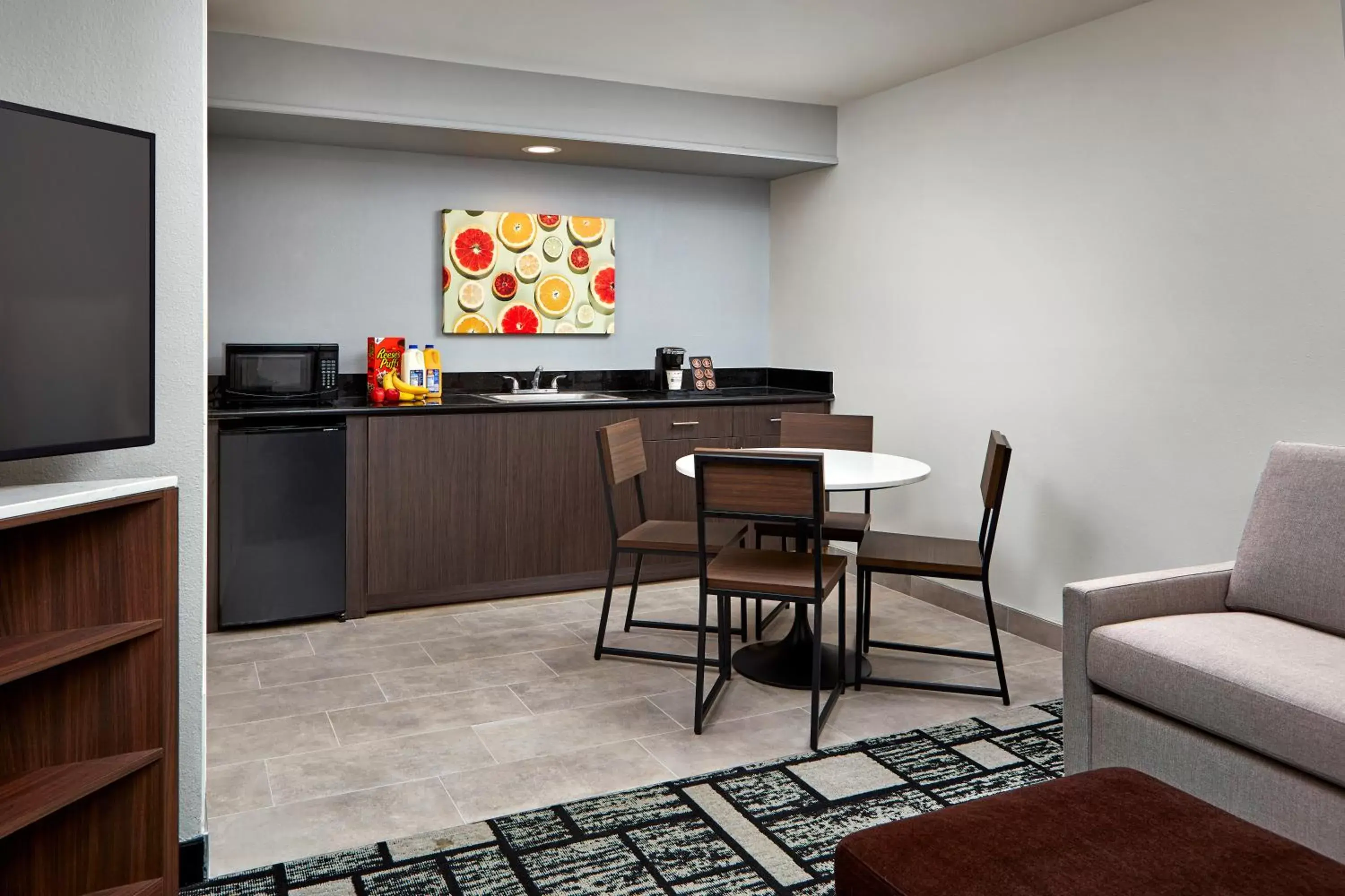 Kitchen or kitchenette in Best Western Plus Meridian Inn & Suites, Anaheim-Orange