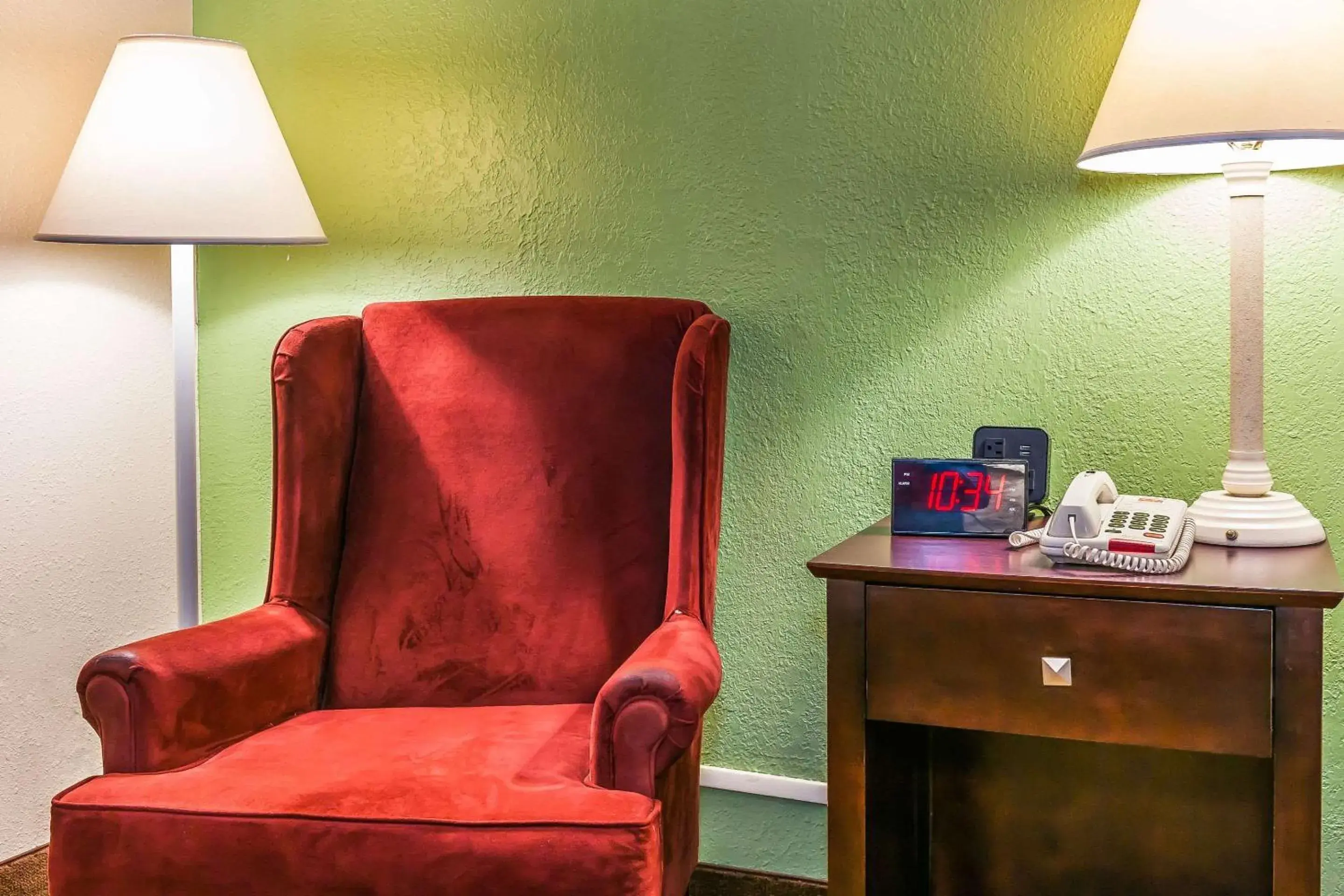 Photo of the whole room, Seating Area in Econo Lodge Vincennes