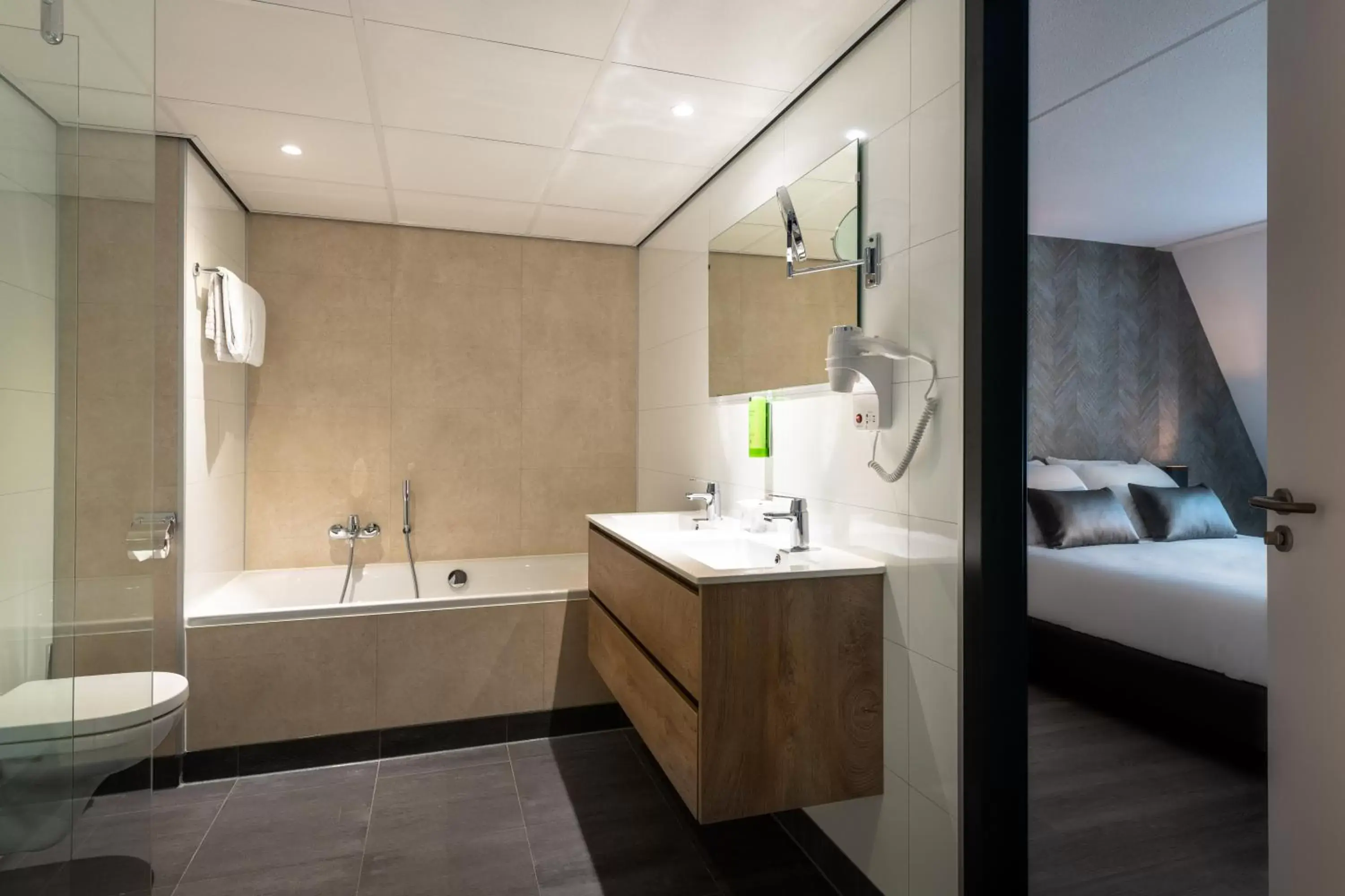 Property building, Bathroom in Golden Tulip Ampt van Nijkerk