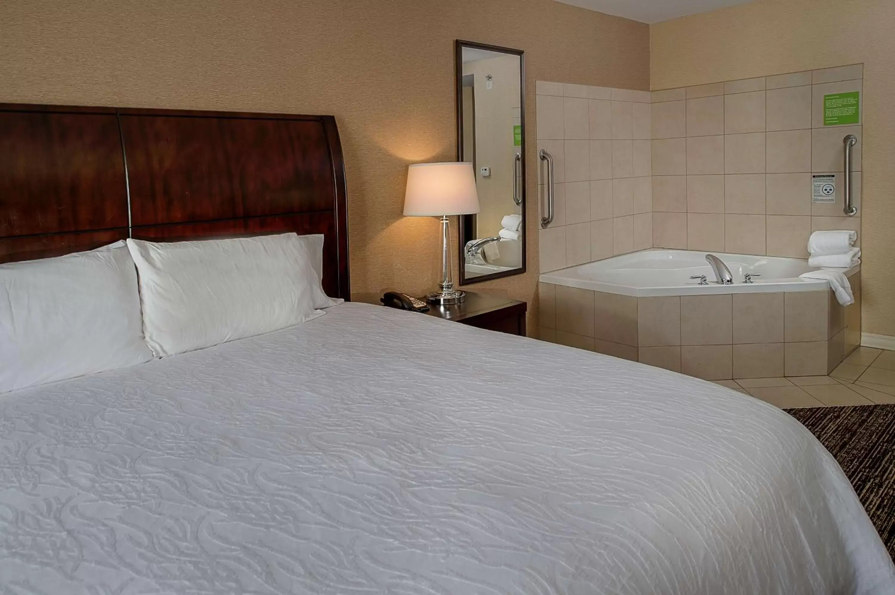 Bathroom, Bed in Hilton Garden Inn St. Louis Airport