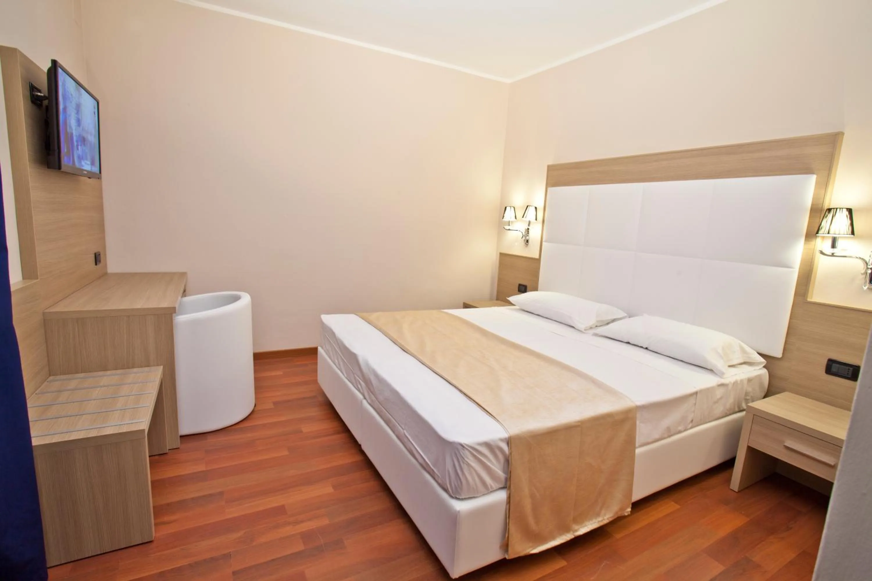 Photo of the whole room, Bed in Momi's Hotel