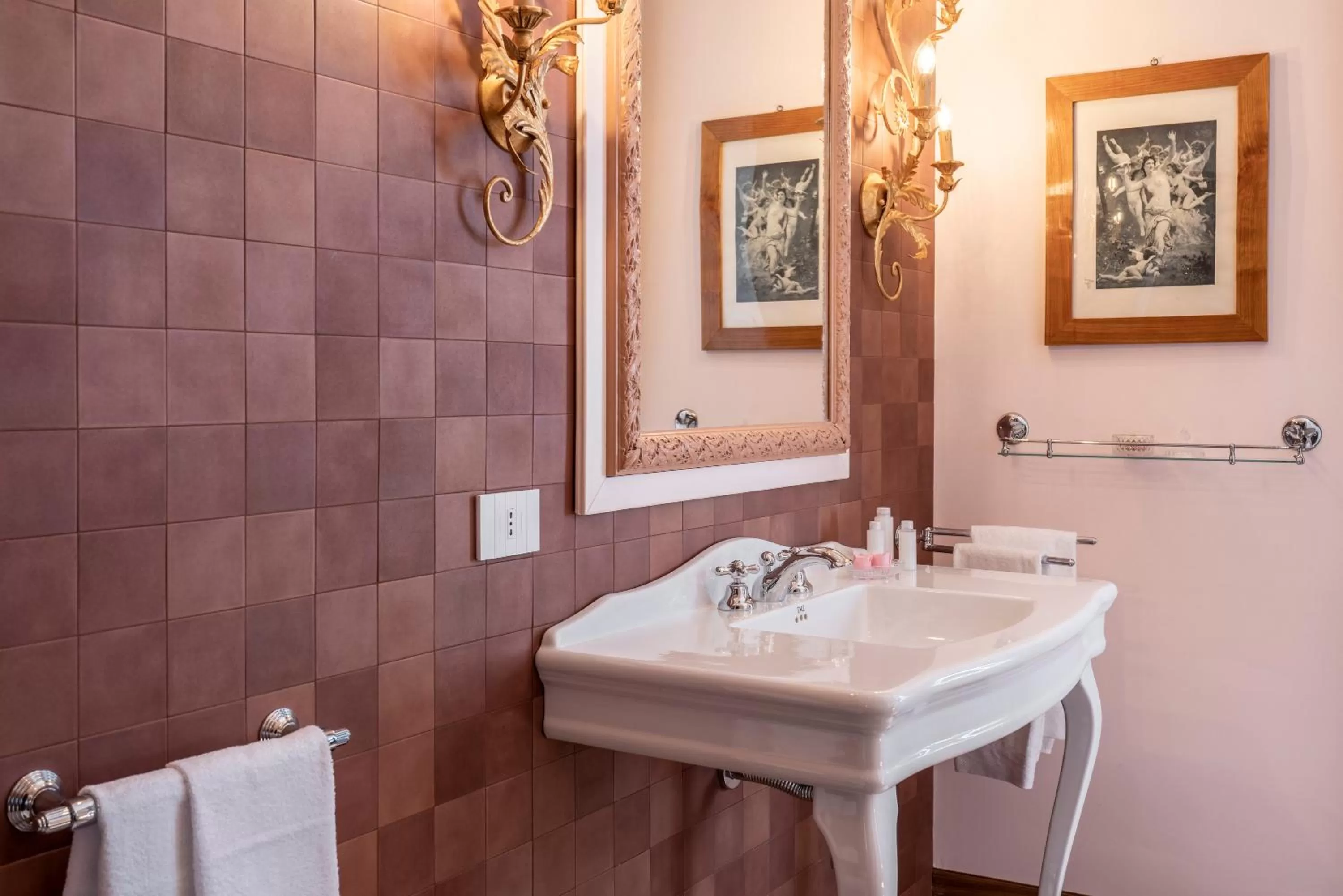 Bathroom in FORESTERIA di PALAZZO RADICI