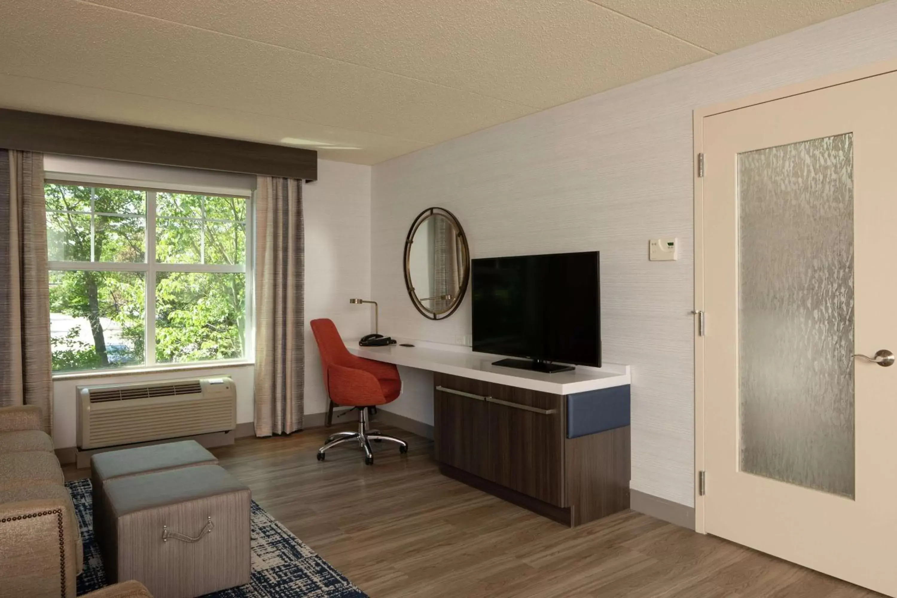 Bedroom, TV/Entertainment Center in Hilton Garden Inn Freeport Downtown
