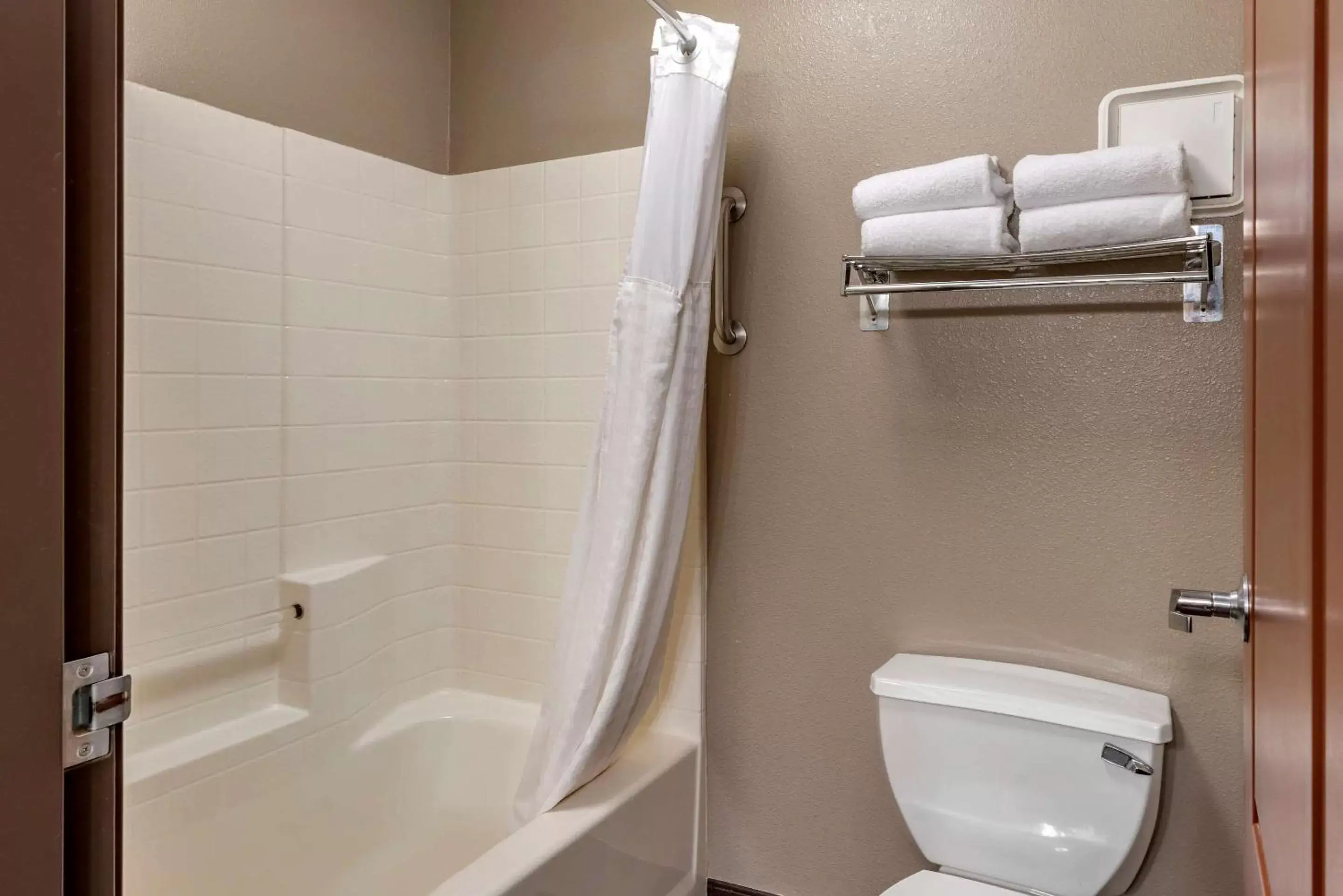 Bathroom in Elizabeth Oceanfront Suites, Ascend Hotel Collection