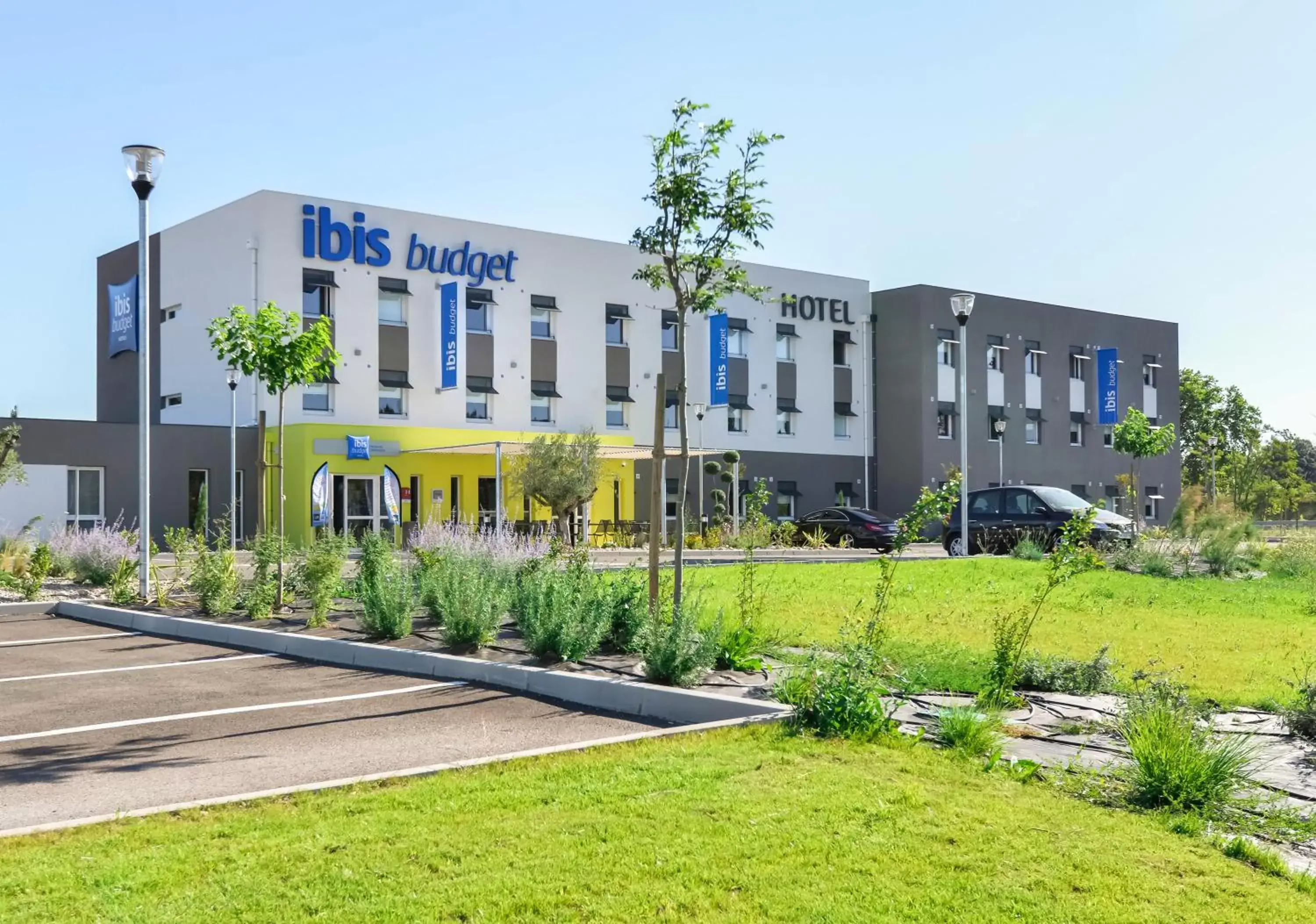 Facade/entrance, Property Building in Ibis Budget Porte de Camargue