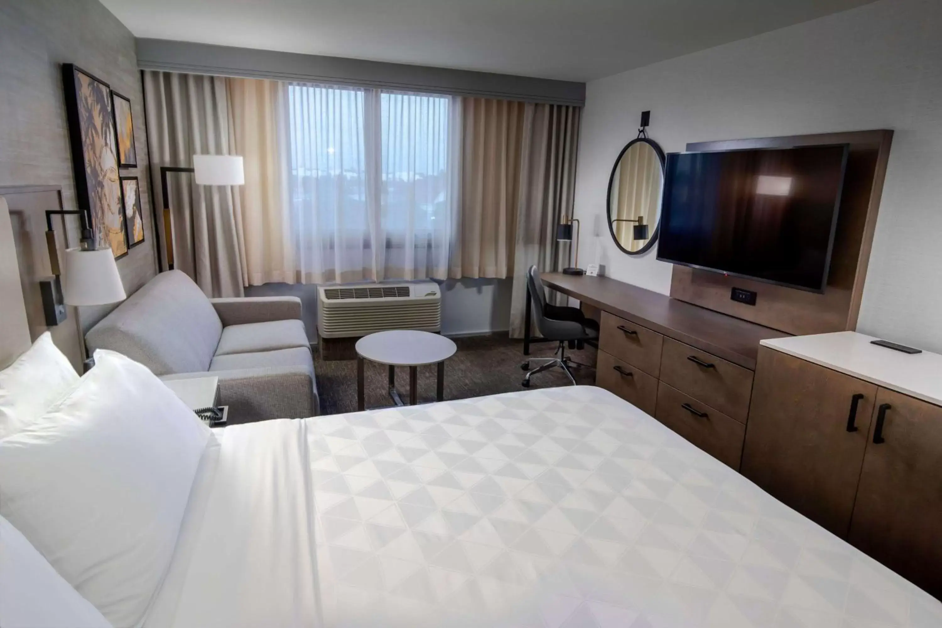 Bedroom, TV/Entertainment Center in Doubletree by Hilton Buena Park