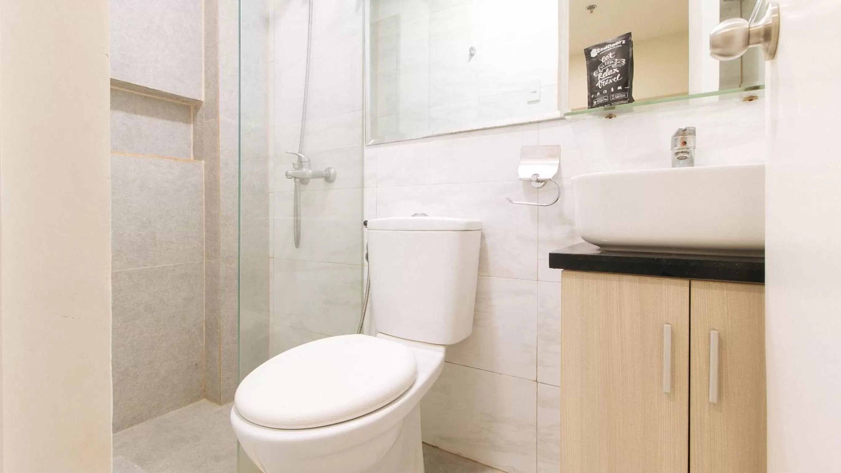 Shower in RedDoorz Plus at La Belle Residences Makati City
