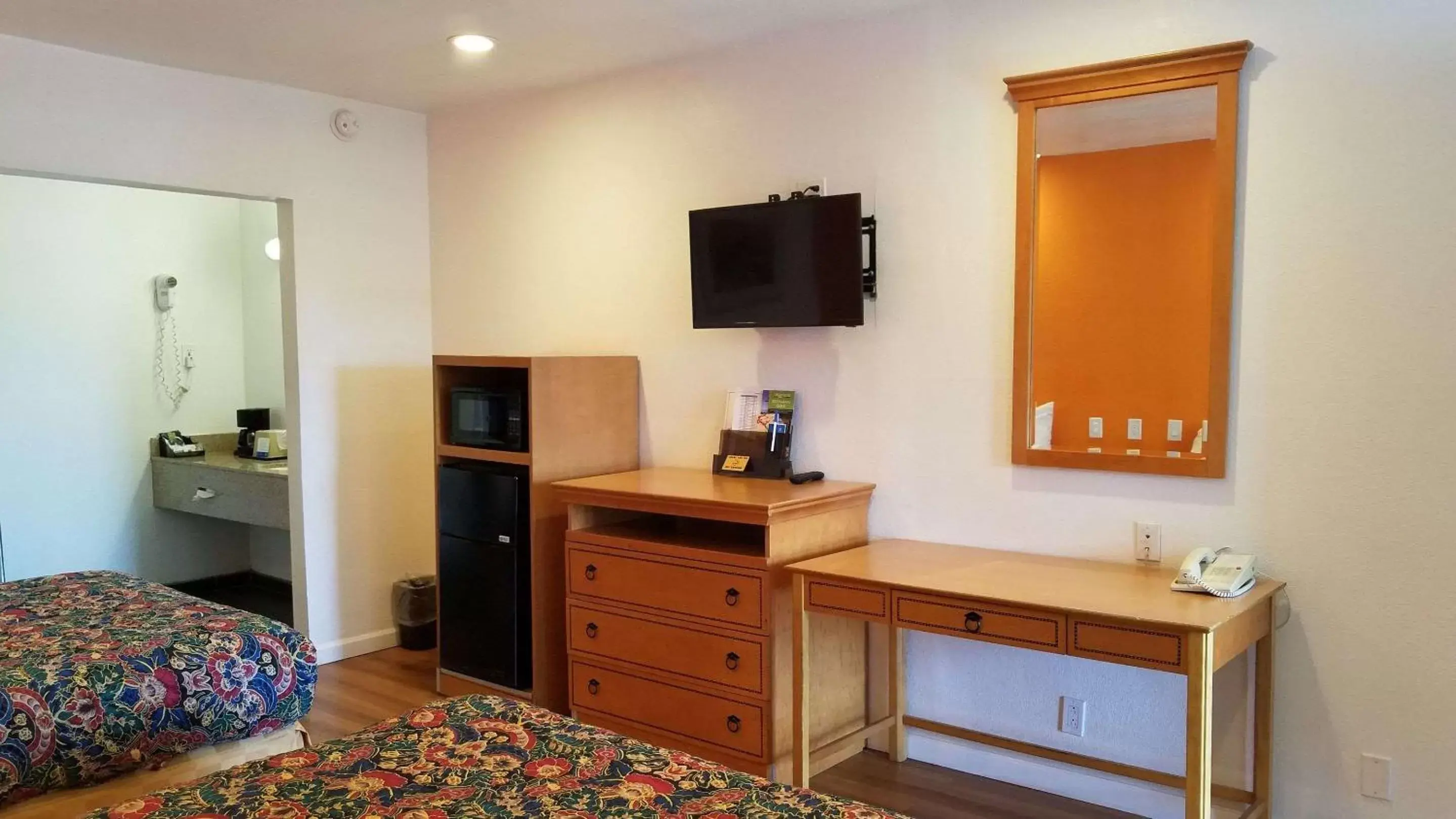 Photo of the whole room, TV/Entertainment Center in Rodeway Inn Alameda-Oakland