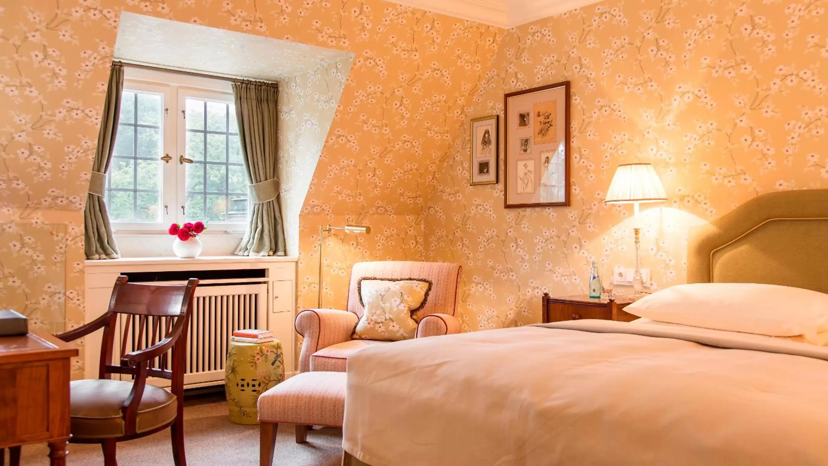 Bedroom, Bed in Schlosshotel Kronberg - Hotel Frankfurt