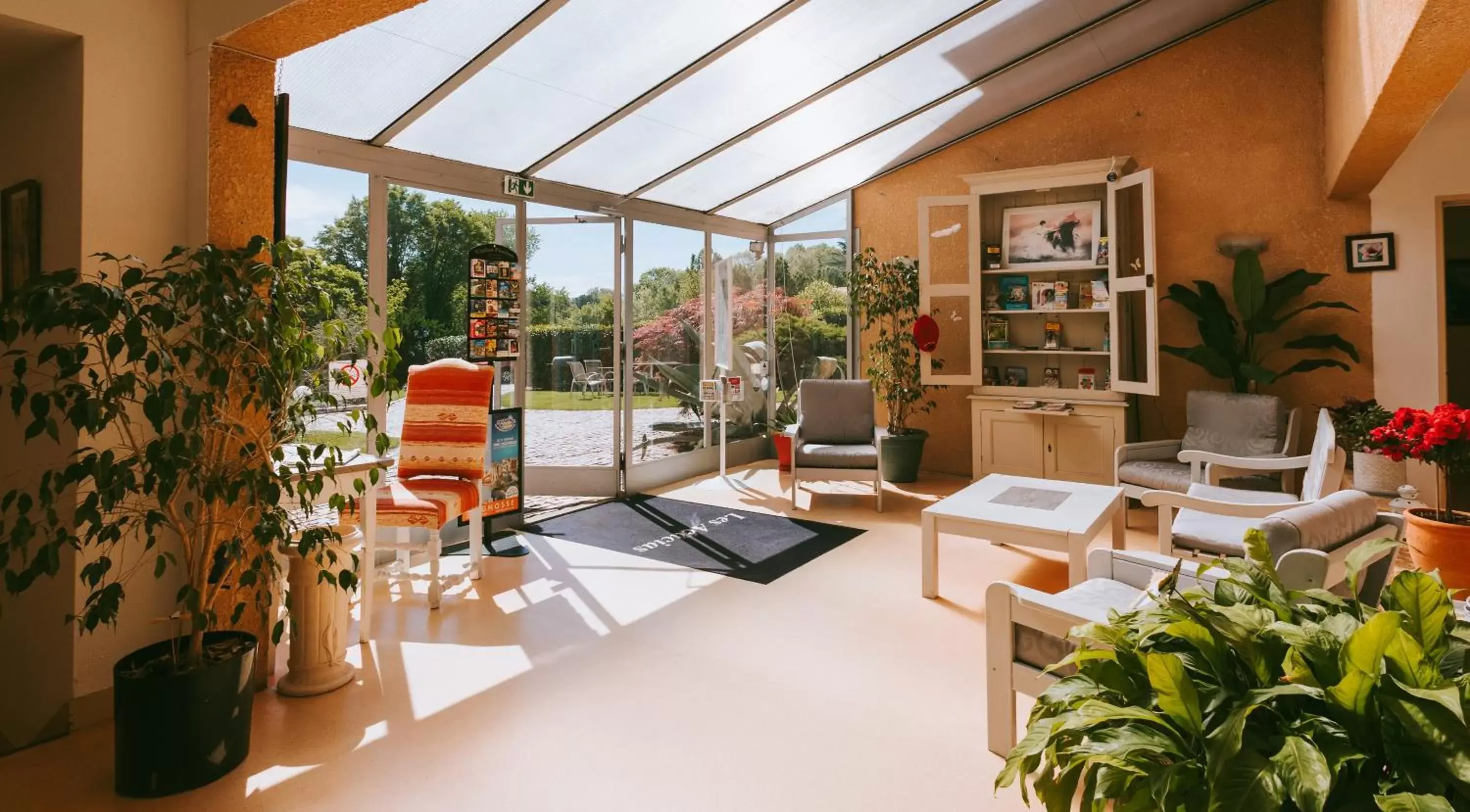 Lobby or reception in Hôtel Studios Les Acacias