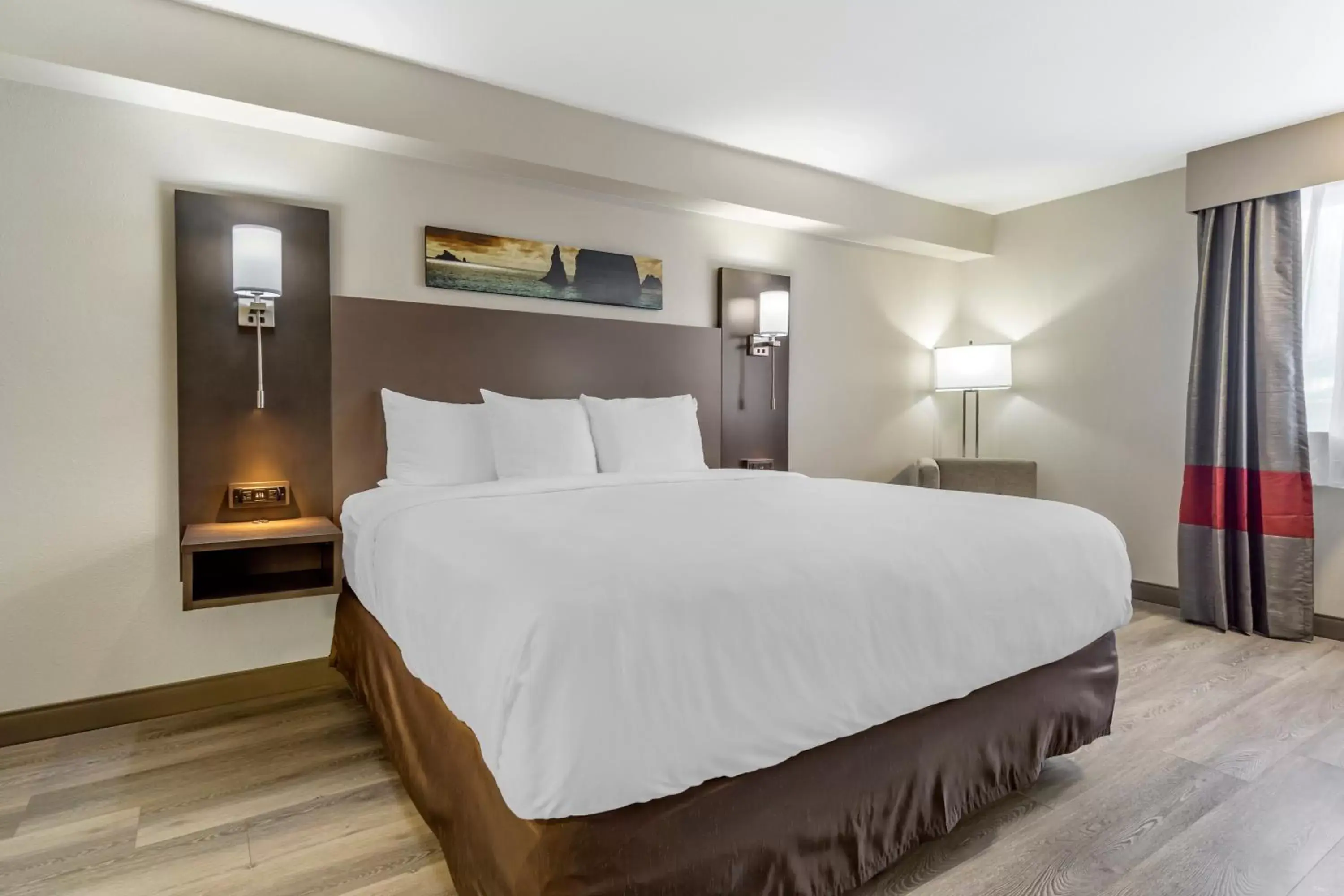 Bed in Comfort Inn & Suites Pacific – Auburn