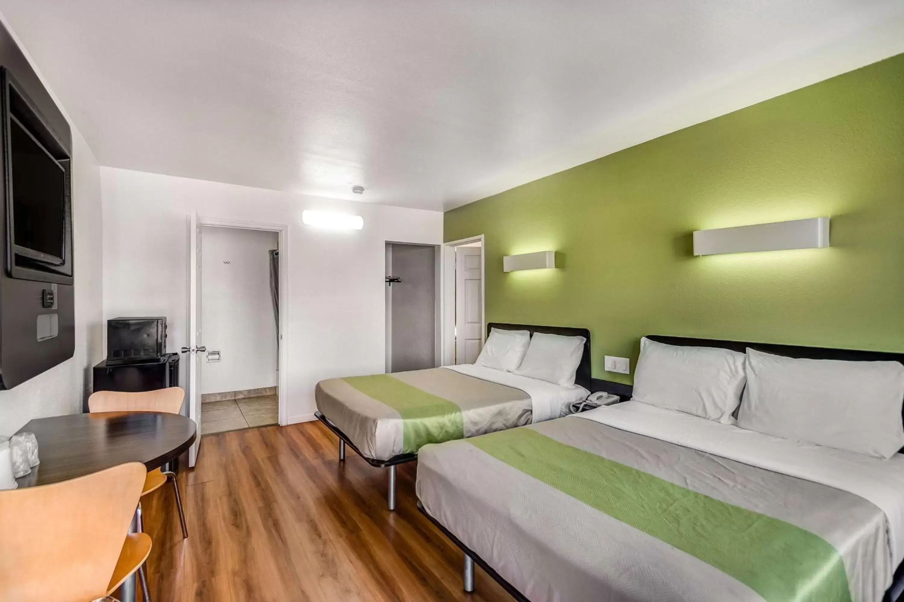 TV and multimedia, Bed in Motel 6-Visalia, CA