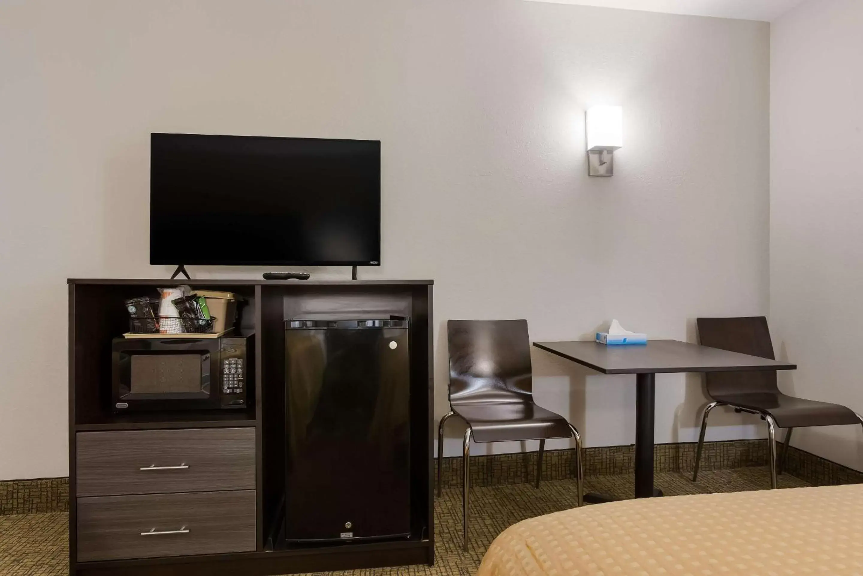 Bedroom, TV/Entertainment Center in Rodeway Inn Branson, Brick House