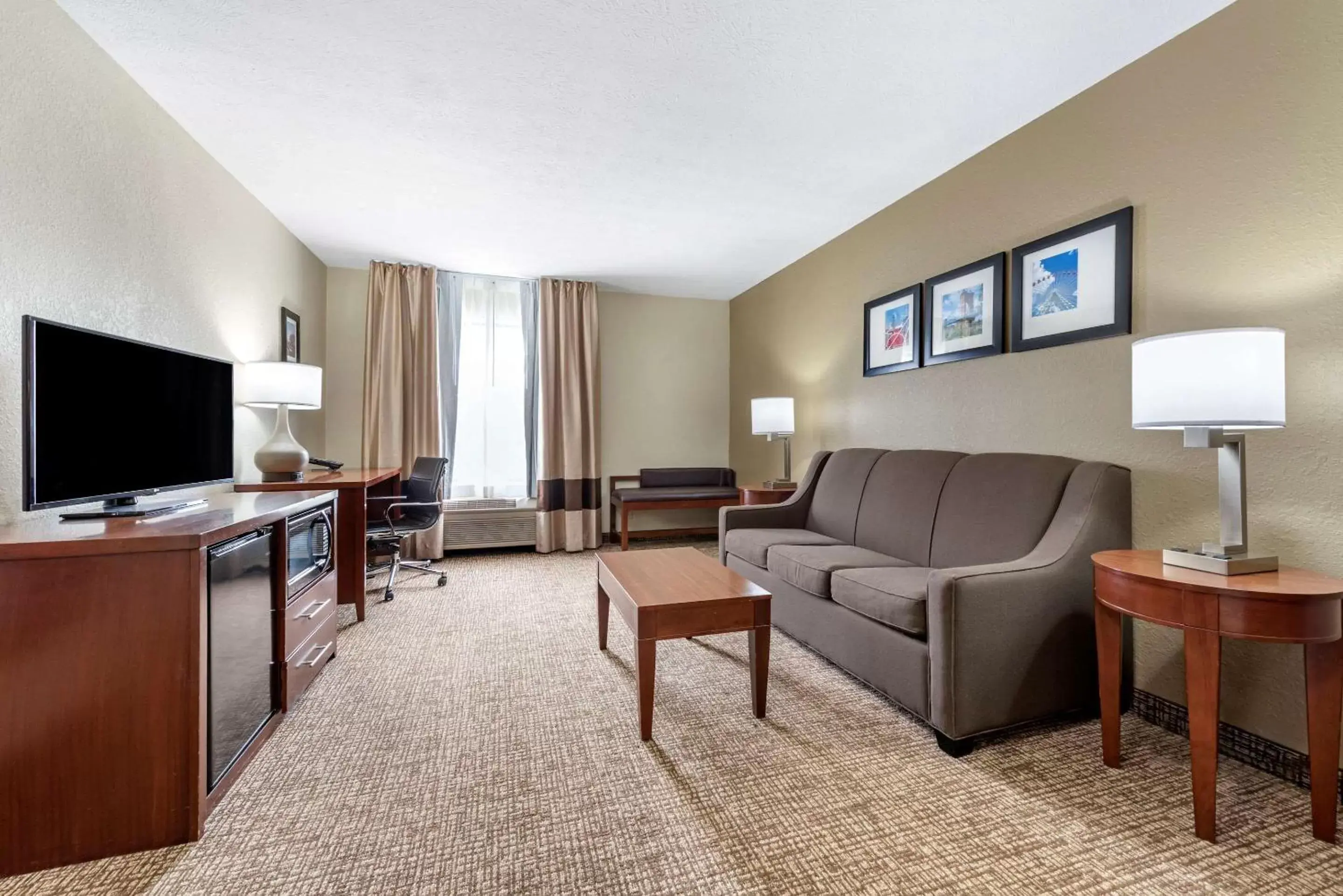 Bedroom, Seating Area in Comfort Inn & Suites Cincinnati Eastgate
