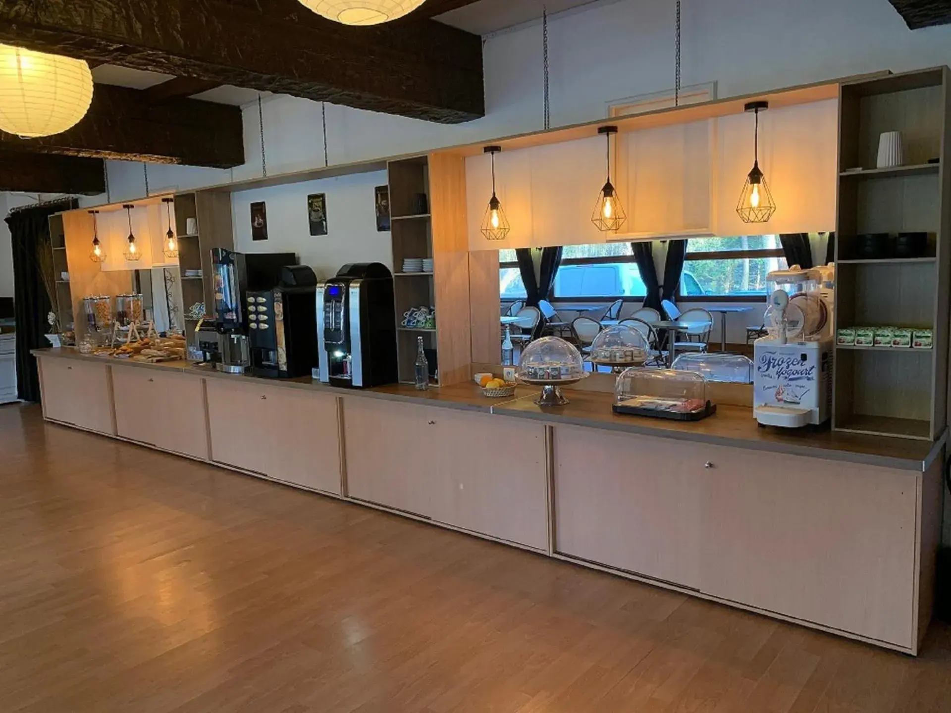 Buffet breakfast, Kitchen/Kitchenette in The Originals Boutique, Hotel Lakeside, Biscarrosse , Lac