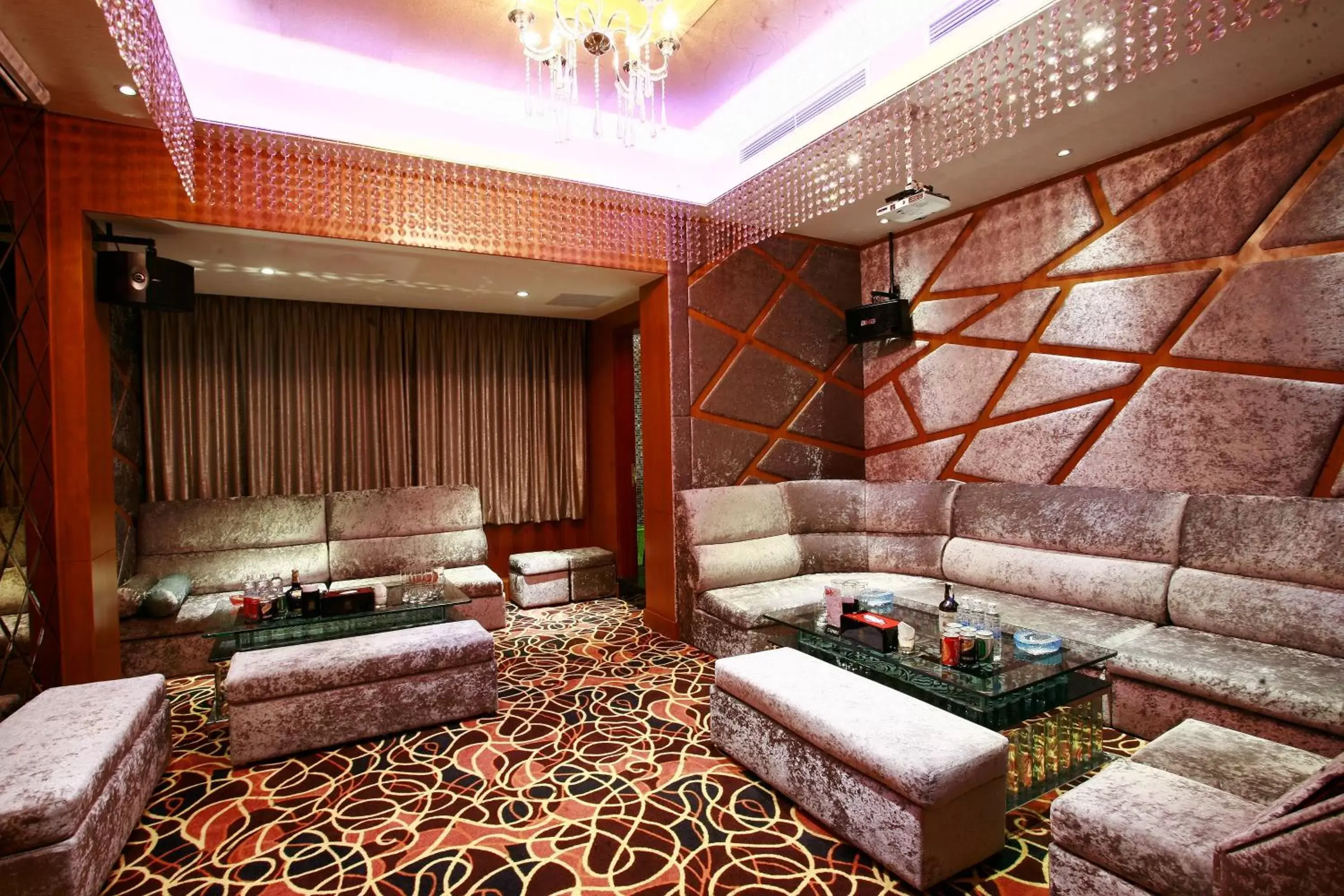 Communal lounge/ TV room, Seating Area in Hanoi Hotel
