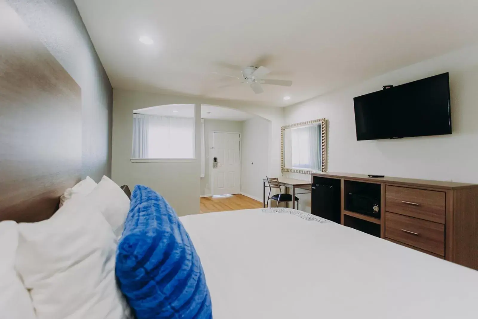 Bedroom, Bed in Scottish Inn & Suites - Kemah Boardwalk